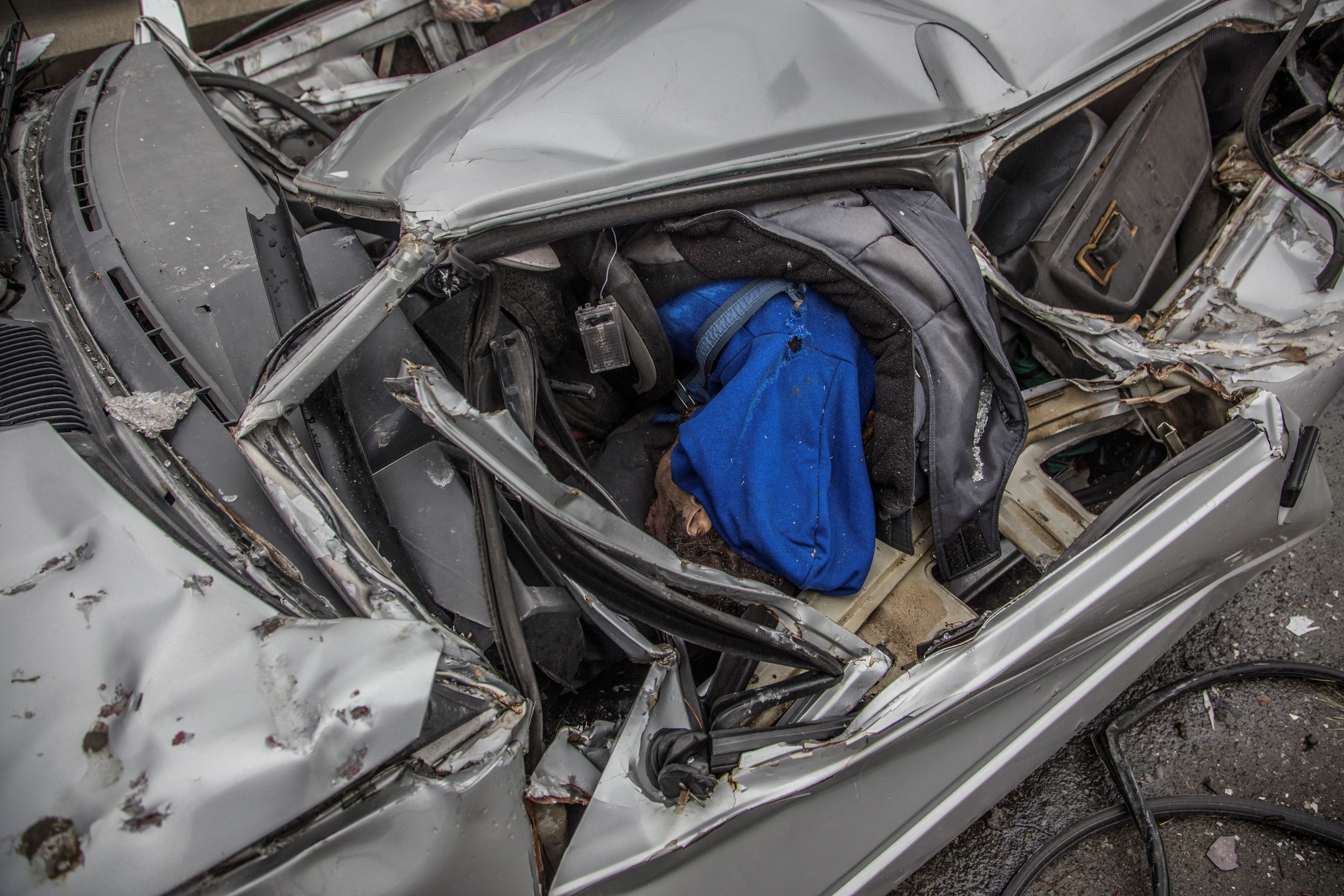 Hay cadáveres atrapados en autos (Reuters)