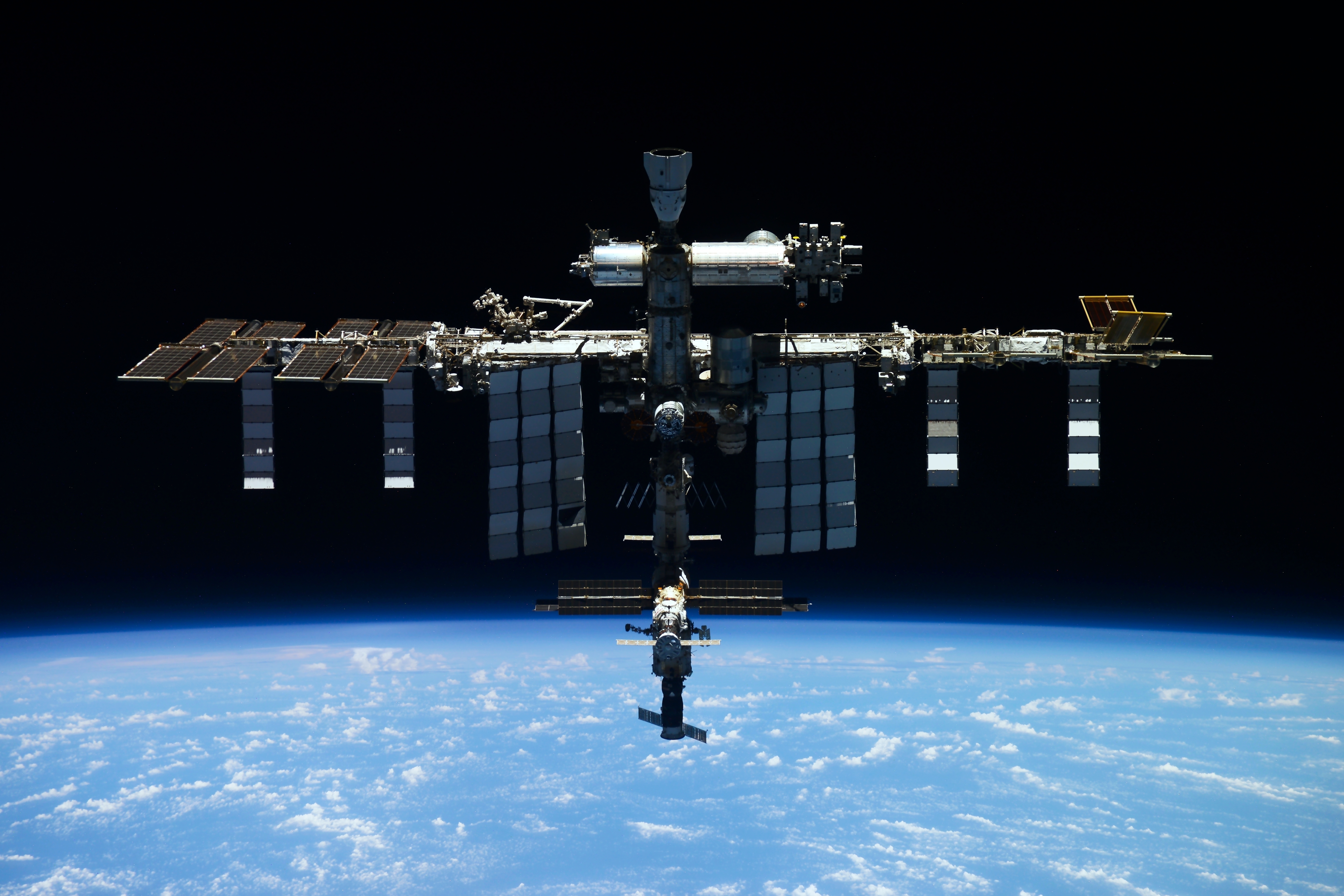 La Estación Espacial Internacional debió cambiar su trayectoria tras verse amenazada por el paso de un satélite argentino (AP)