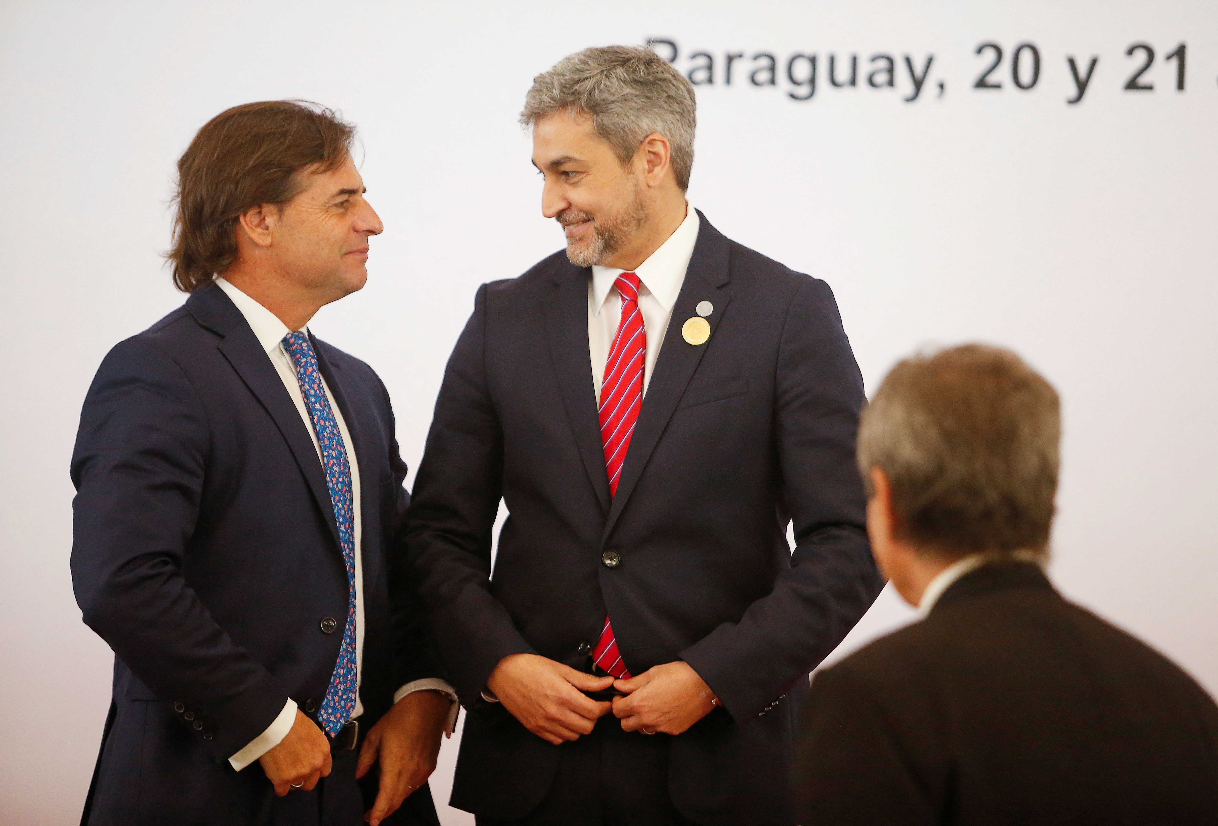 Foto de archivo del presidente de Uruguay, Luis Lacalle Pou, y el presidente de Paraguay, Mario Abdo Benítez (REUTERS/Cesar Olmedo)