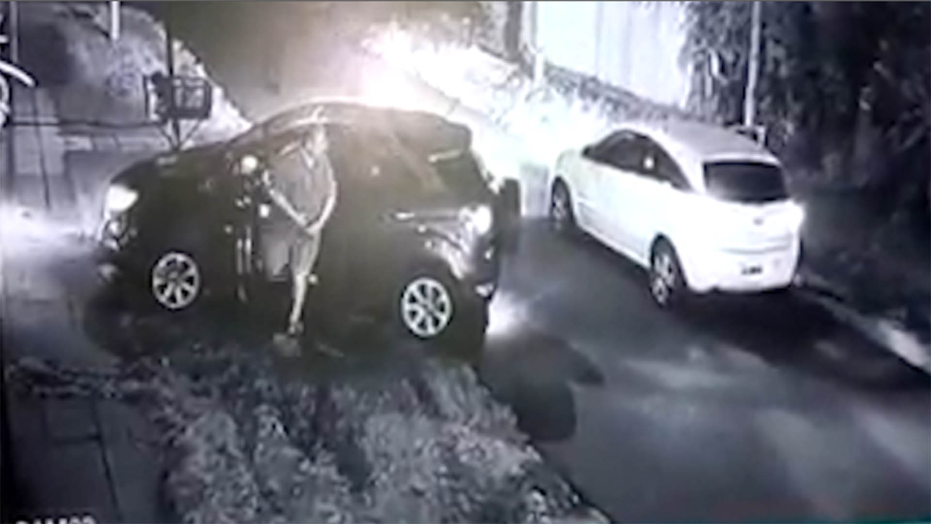 El militar se bajó del auto armado 