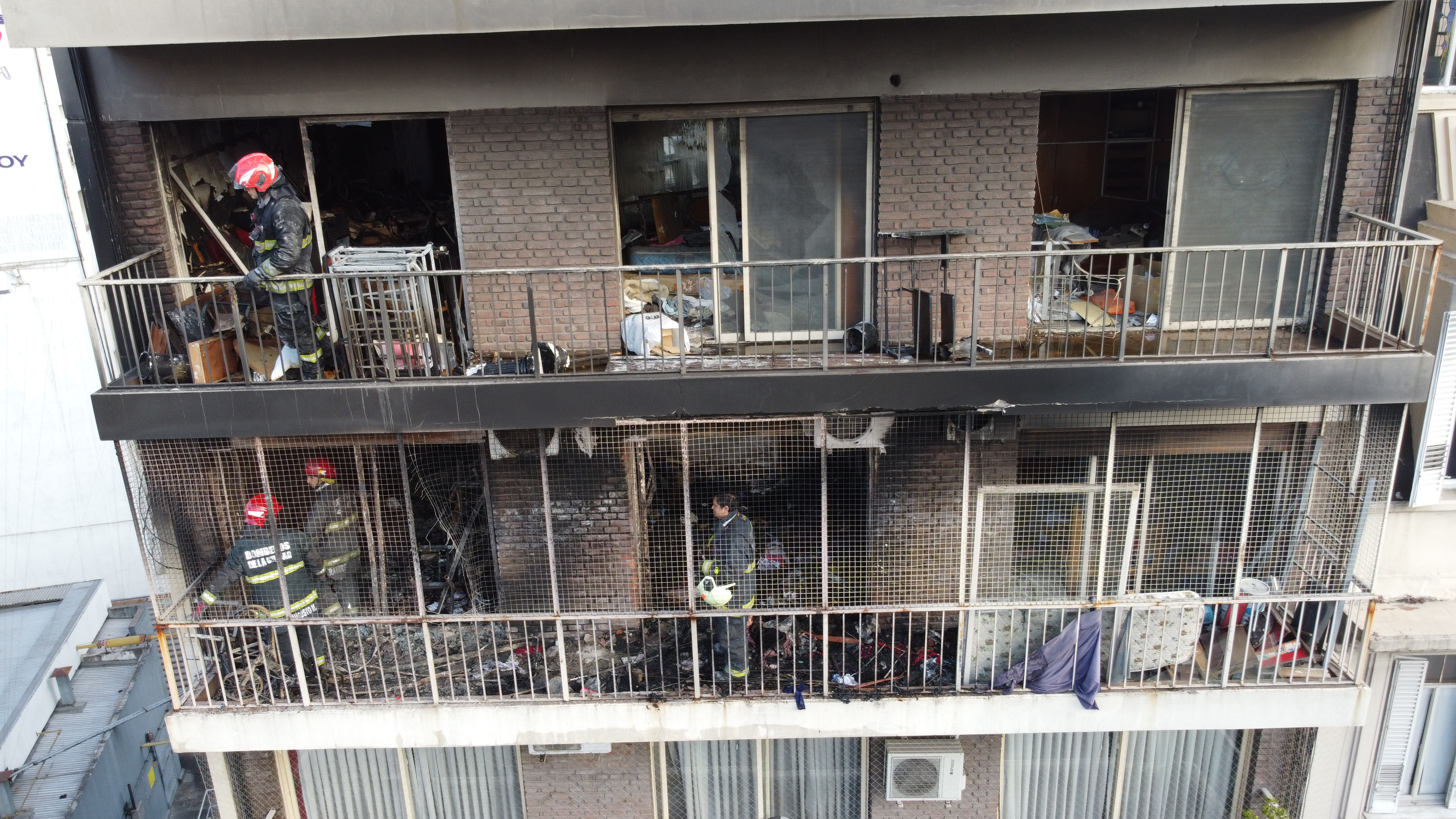 Las llamas se extendieron al piso 8 y afectaron el comedor de un departamento (Franco Fafasuli)
