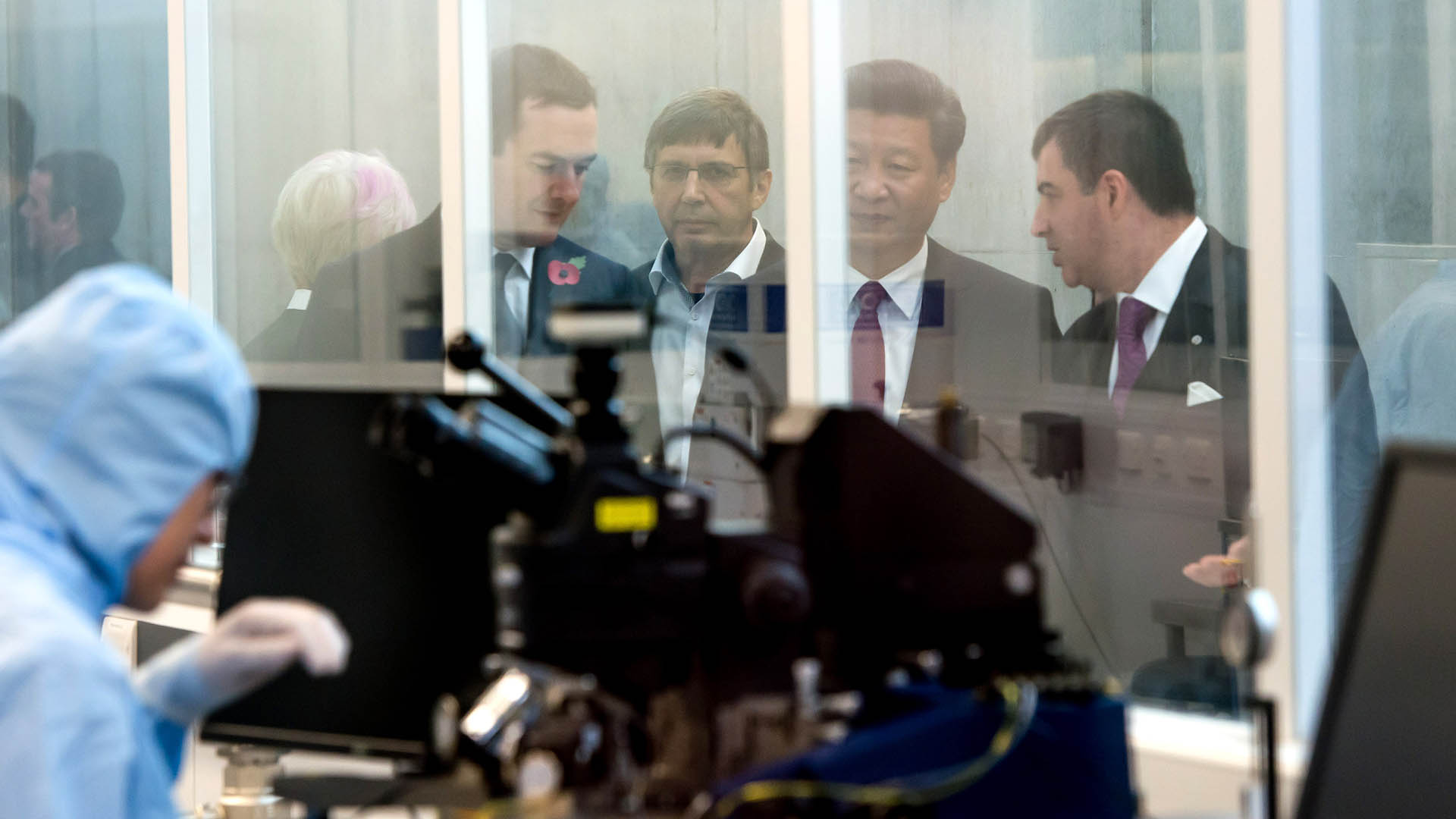 Then Chancellor of the Exchequer George Osborne (L) and Chinese President Xi Jinping tour the University of Manchester's National Graphene Institute on October 23, 2015 in Manchester, England.  (Richard Stonehouse - WPA Pool / Getty Images)