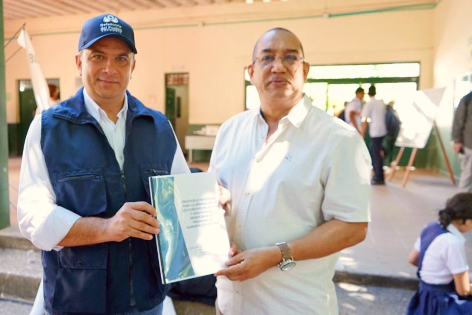 El Defensor del Pueblo, Carlos Camargo, presentó el ‘Protocolo Defensorial para la verificación de los derechos humanos de la niñez y la adolescencia beneficiaria del Programa de Alimentación Escolar, PAE’. (Defensoría del Pueblo)