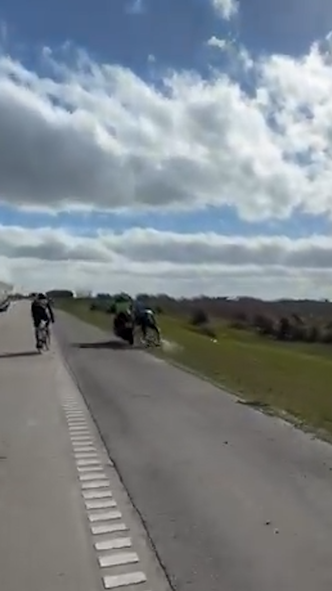 Un polic&iacute;a embisti&oacute; a un ciclista que circulaba en grupo por una ruta, lo tir&oacute; a la banquina y fue grabado