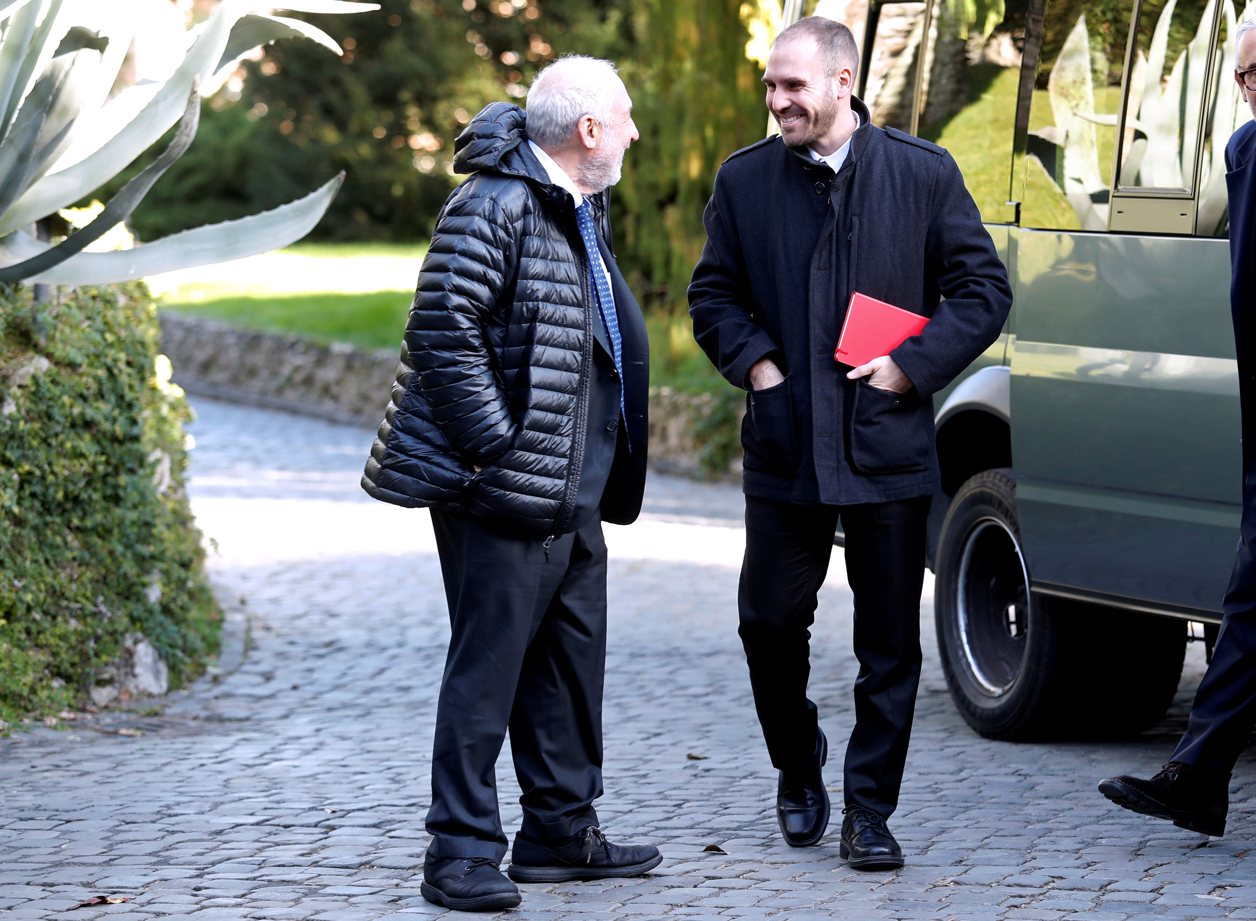 El ministro Guzmán junto a su mentor en Columbia, Joseph Stiglitz, impulsor de movidas académicas en su apoyo REUTERS/Remo Casilli