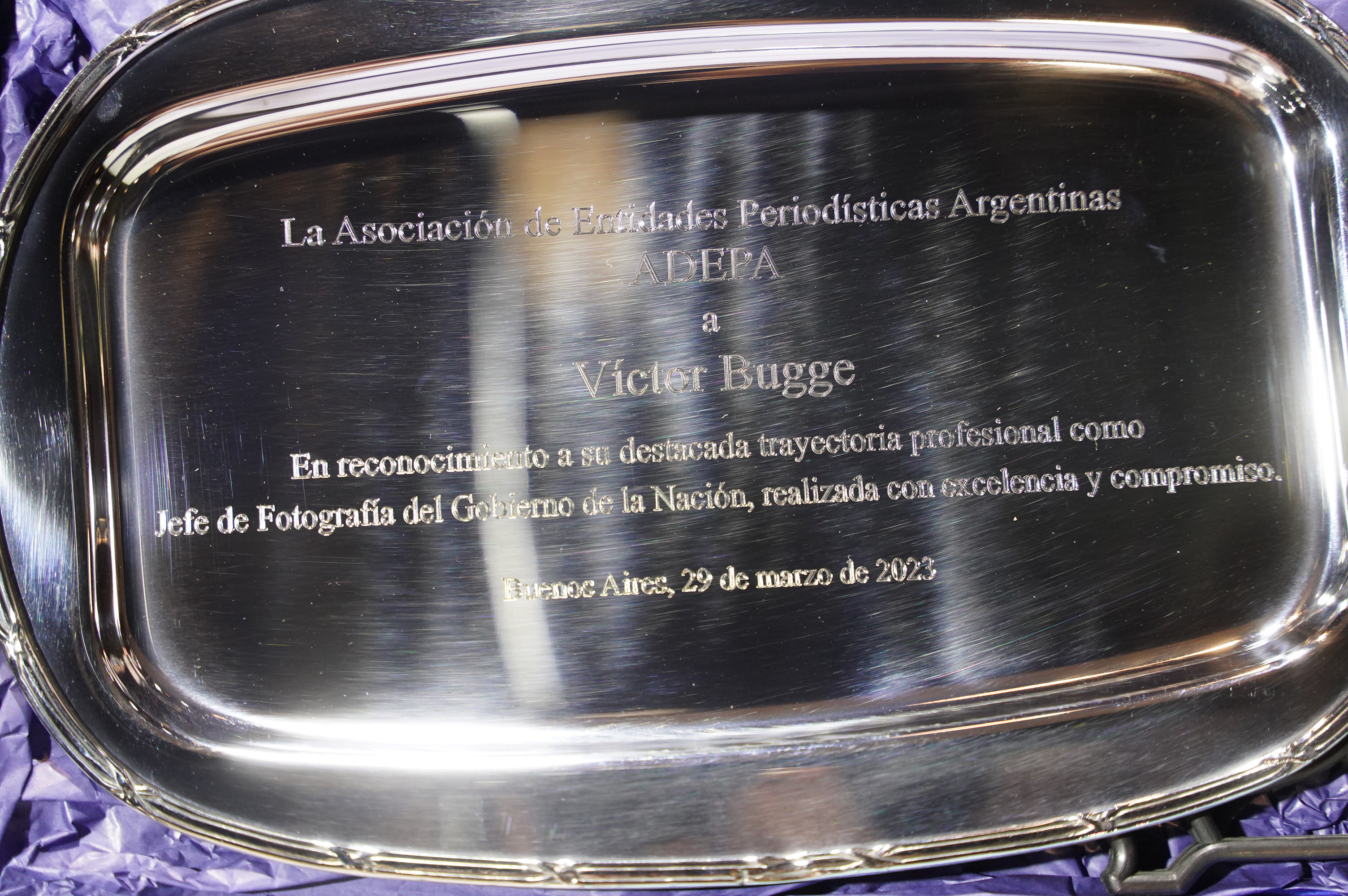 La plaqueta que Adepa le entregó a Víctor Bugge, histórico fotógrafo de la Casa Rosada. (Franco Fafasuli)