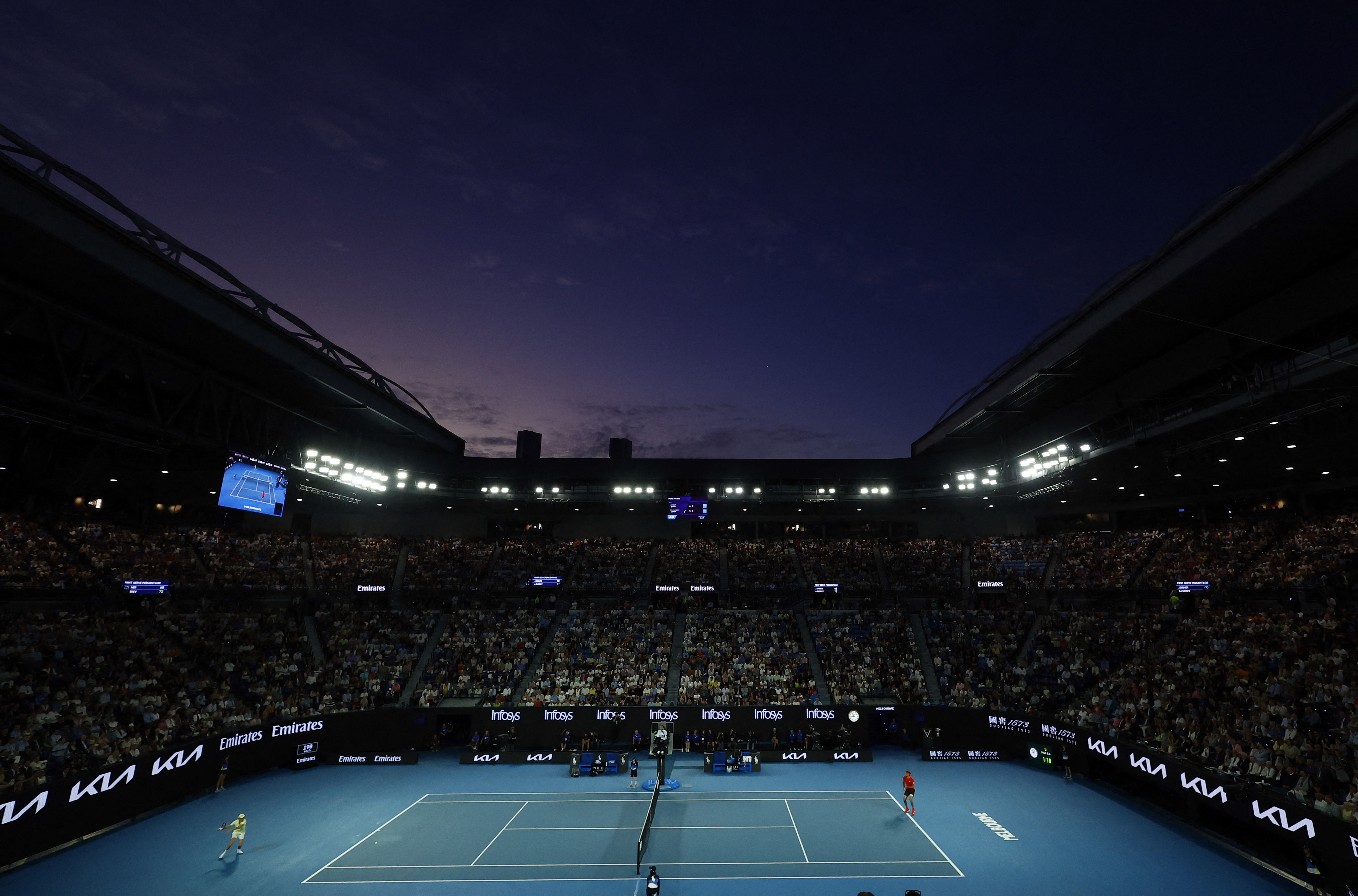 El momento en que la tripulación de la Estación Espacial Internacional regresa de urgencia a la Tierra