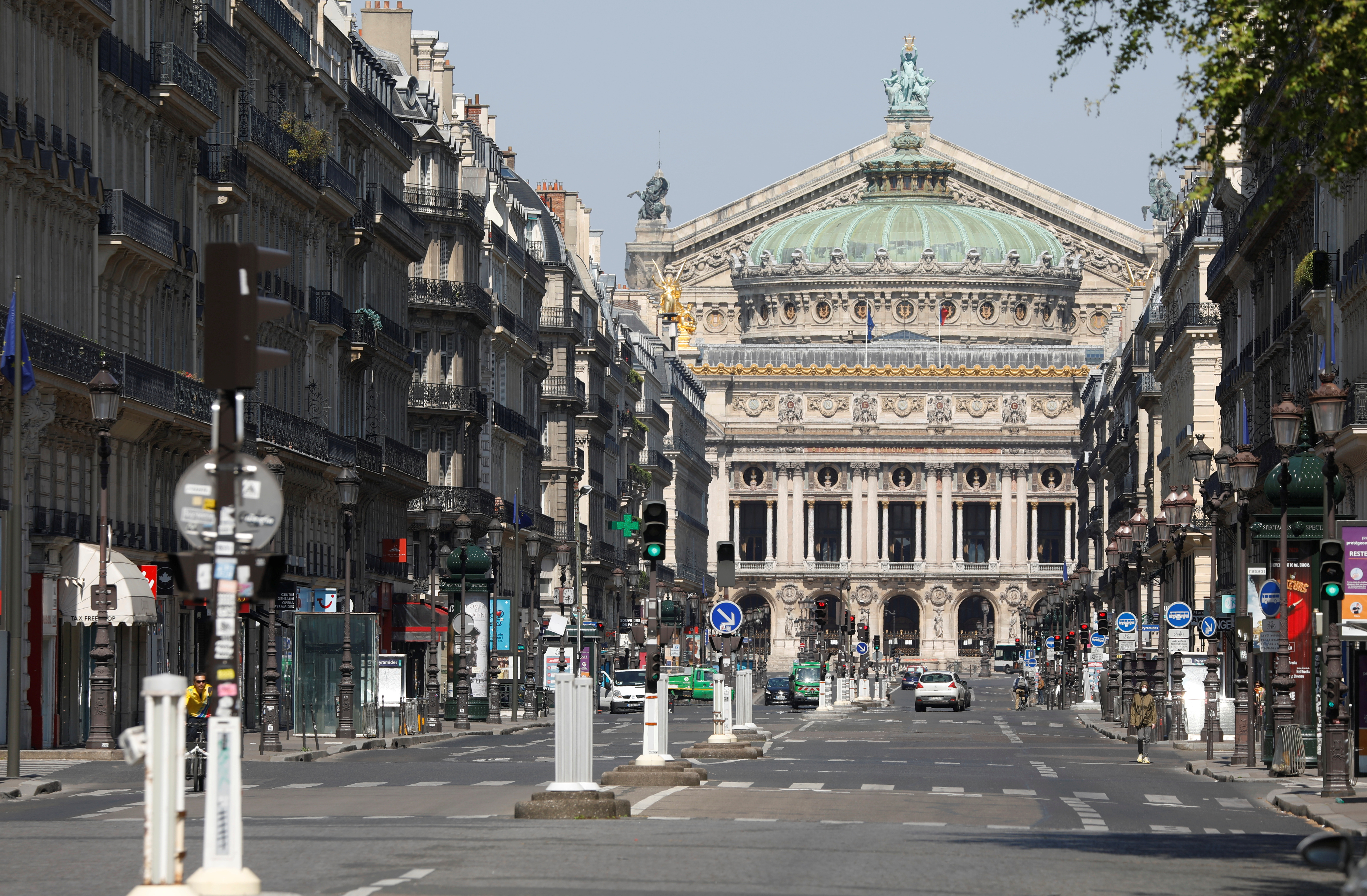 Imponente vista urbana de la Avenue de l'Opera, con la Ópera de París al fondo (Foto: REUTERS/Charles Platiau)