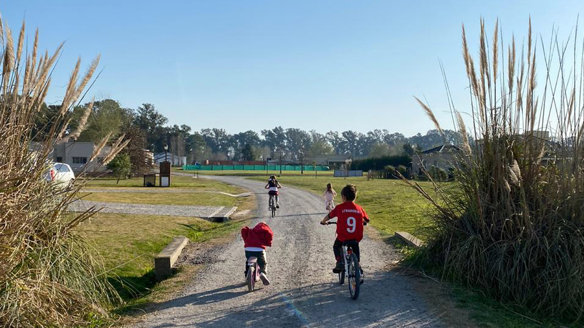 Andar en bicicleta es común por caminos y senderos de los proyectos de chacras que están a más de 70 km de la Capital