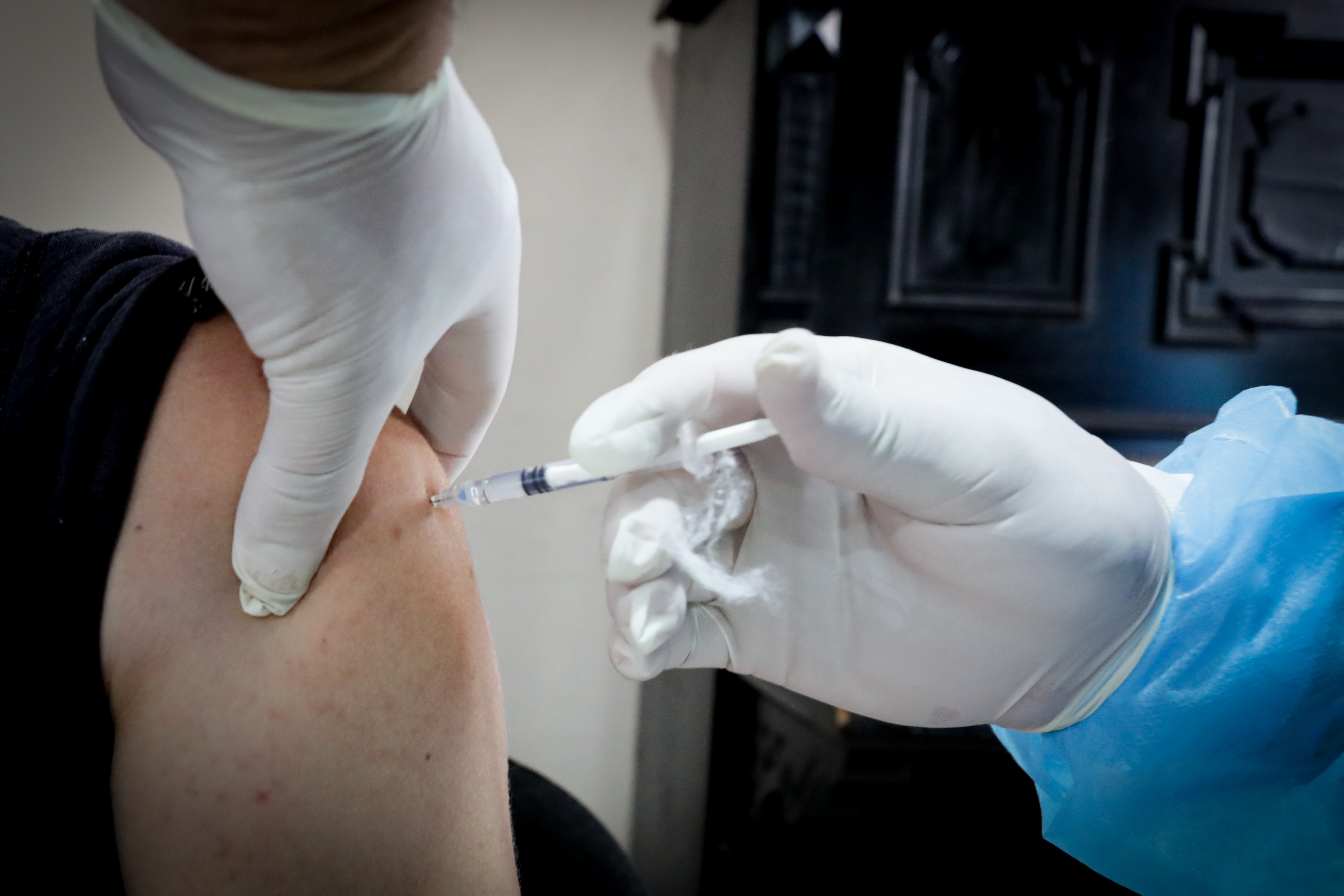 Una persona recibe una vacuna contra influenza en 2021. (EFE/ Raúl Martínez)
