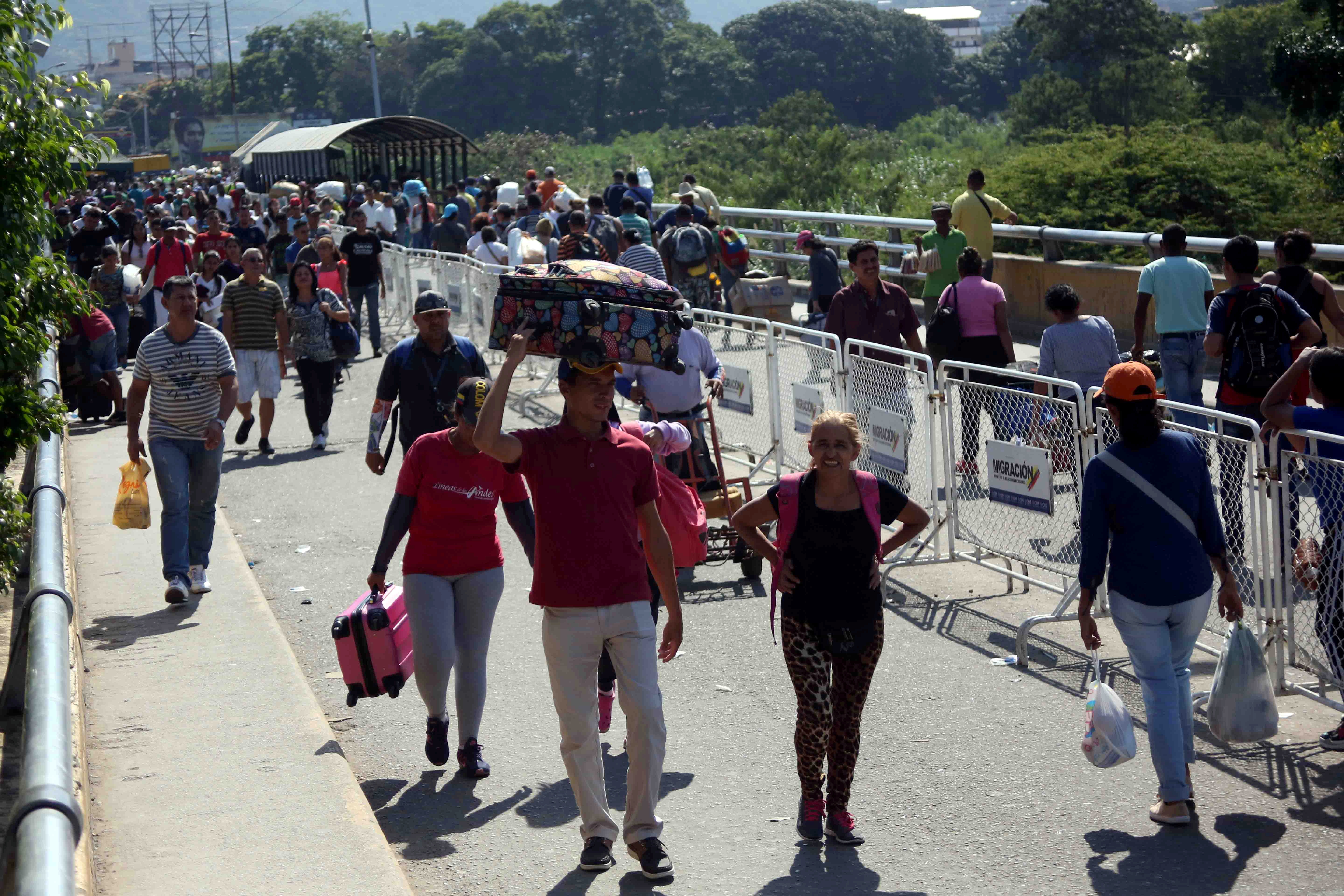 Personas caminan por el puente Simón Bolivar en la frontera entre Venezuela y Colombia (Foto: Reuters)