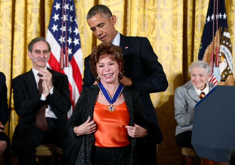 Foto de archivo. El entonces presidente de Estados Unidos Barack Obama entrega la medalla presidencial de la libertad a la escritora chilena Isabel Allende en Washington, 24 de noviembre de 2014.  REUTERS/Larry Downing (UNITED STATES  - Tags: POLITICS ENTERTAINMENT SOCIETY)