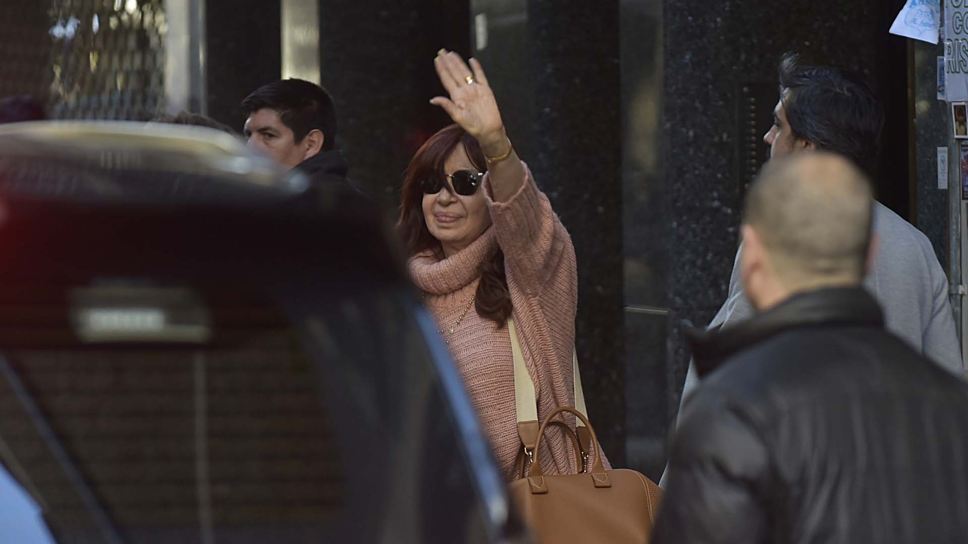 Cristina Kirchner al salir esta tarde de su departamento de Recoleta (Gustavo Gavotti)