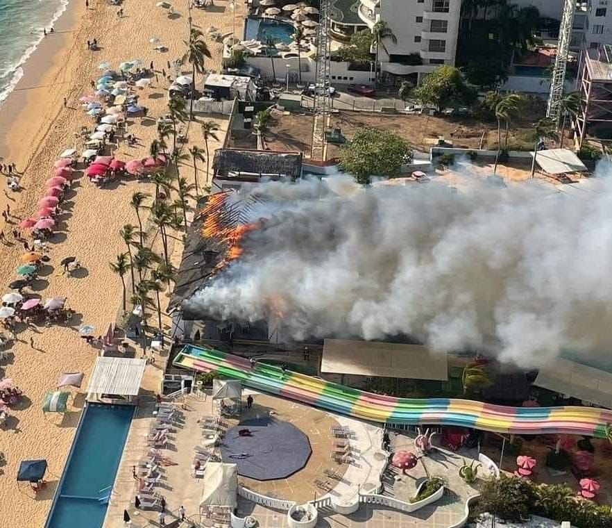 Debido a la rapidez con la que empezó el incendio en "El Rollo" de Acapulco, el humo se apreció a kilómetros (Twitter/@Jonatan93294410)