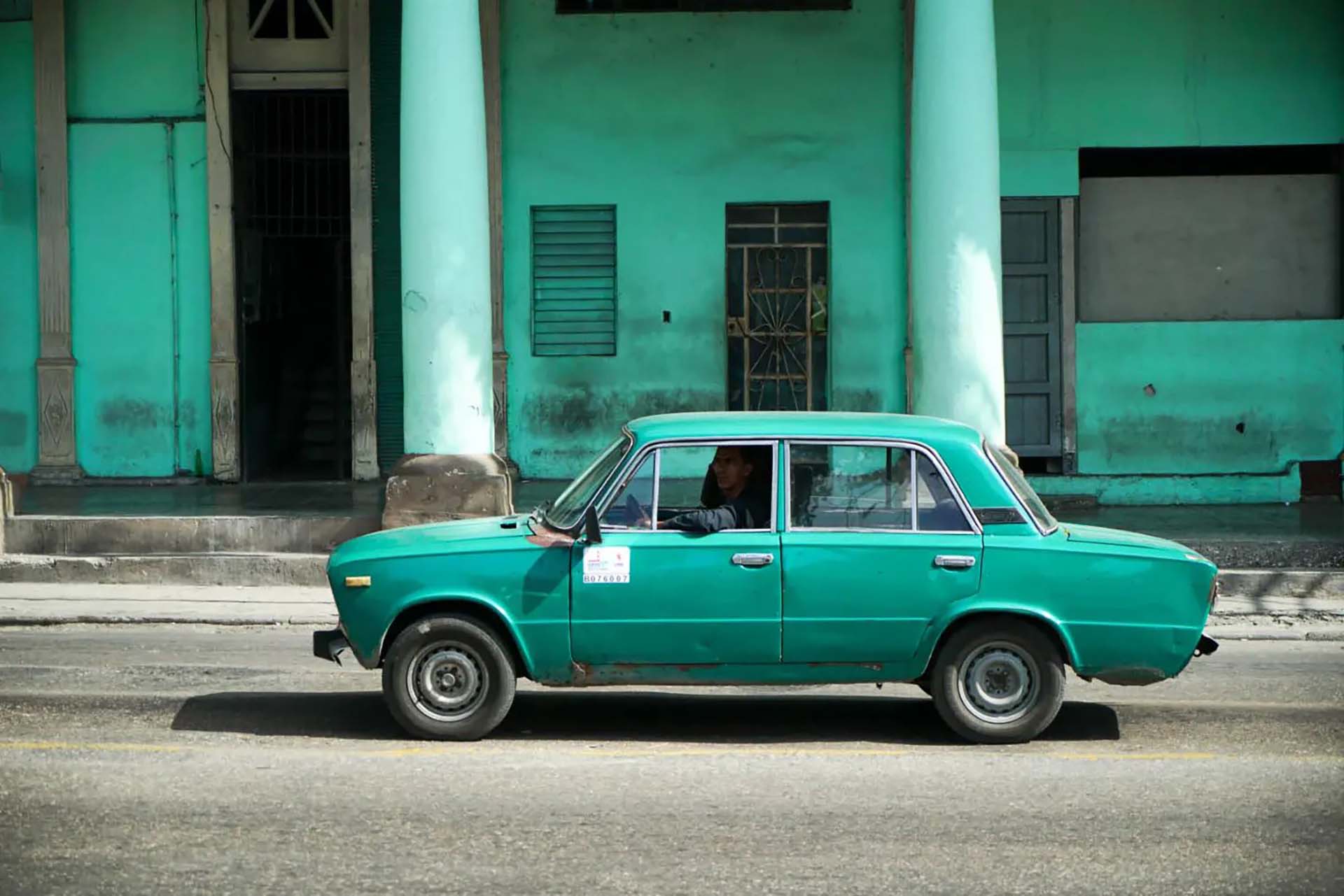 En un viaje a La Habana, Cuba, aprovechó para reforzar la idea que le había nacido meses antes: ahí encontró muchas escenas de autos antiguos camuflados en su entorno