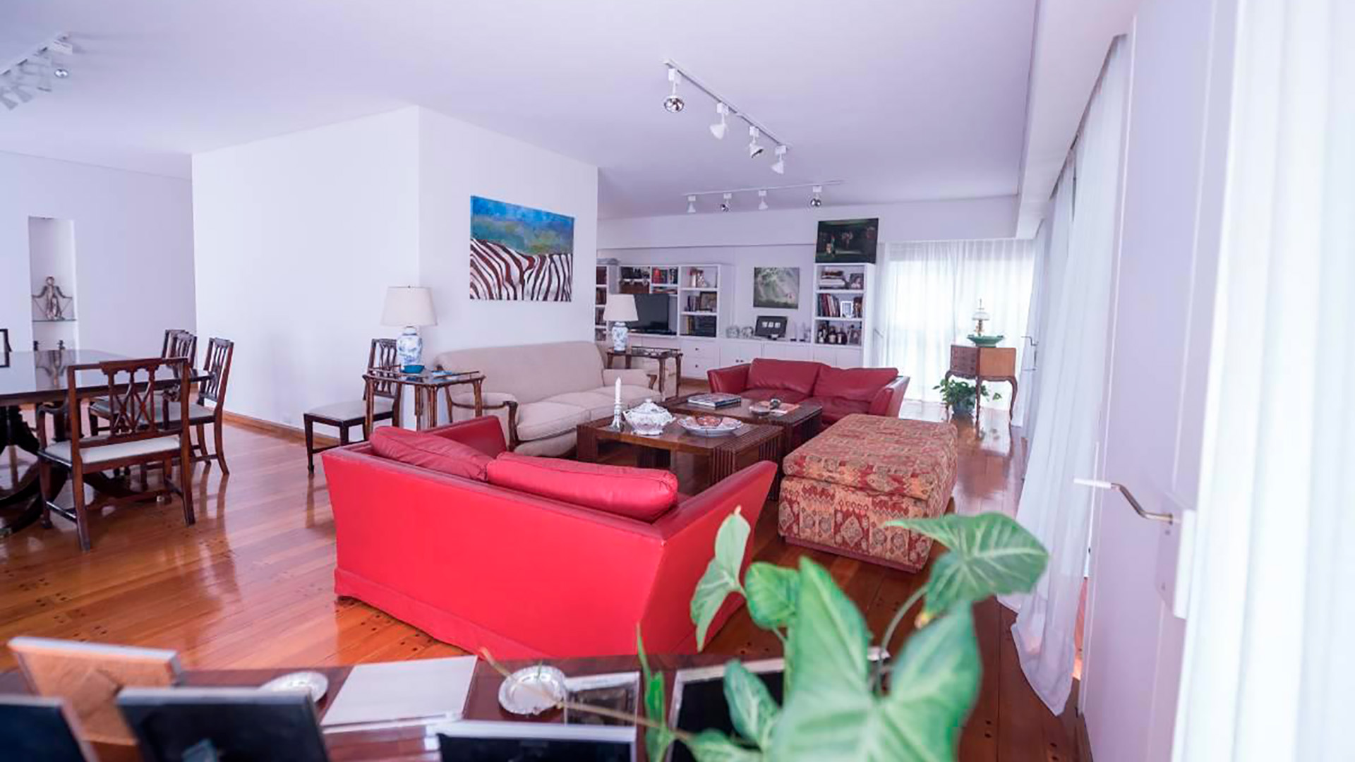 Living room of an apartment that until a few months ago was offered for sale in the building where El Encargado was filmed (Photo: Zonaprop)