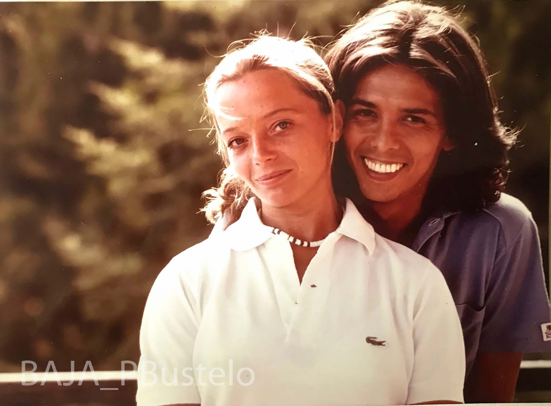 Con Teresa se conocieron cuando él tenía 22 años y ella, 20. Él acababa de lanzar su primer disco y había debutado en la televisión local hacía quince días