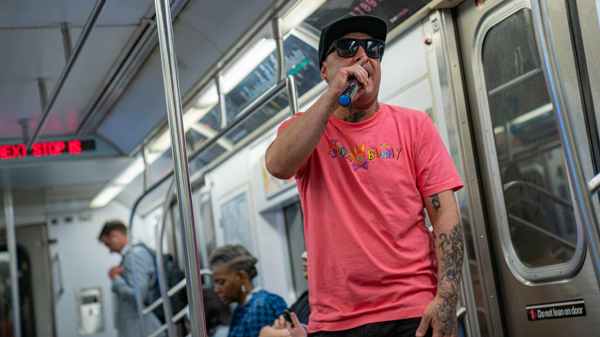  Leonidas, un chileno que lleva cantando en las calles y metros de Nueva York  (EFE)