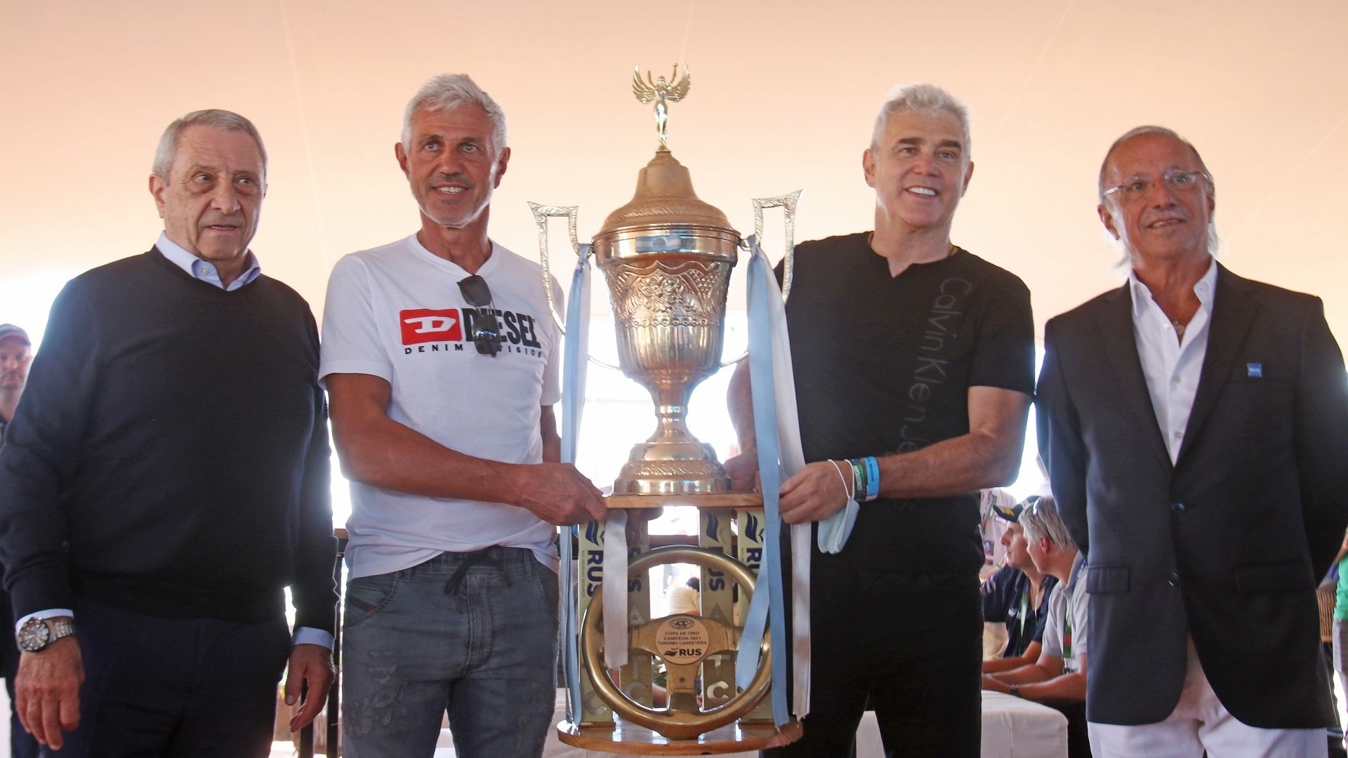 Ricardo Giusti y Alberto Tarantini posan con la Copa de Oro, junto Juan Carlos Lucio Godoy y a Hugo Mazzacane (Crédito: Prensa Turismo Carretera)