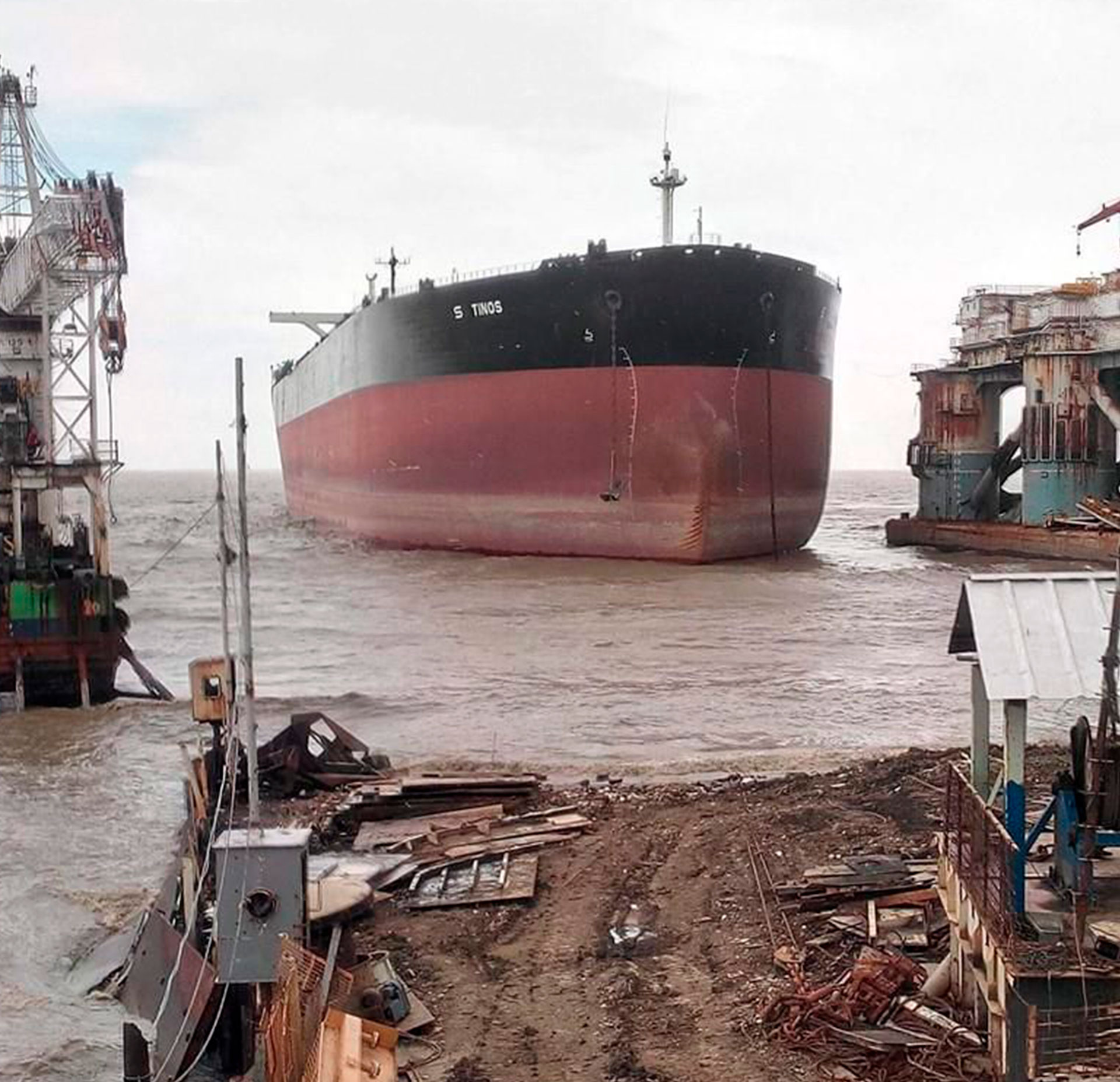 El buque tanque S-TINOS en el puerto de Chittagong, Bangladesh, en agosto de 2018 listo para el desguace. Su denominación fue utilizada por la Guardia Revolucionaria Islámica de Irán y por el régimen de Maduro para traficar petróleo (Marine Traffick)
