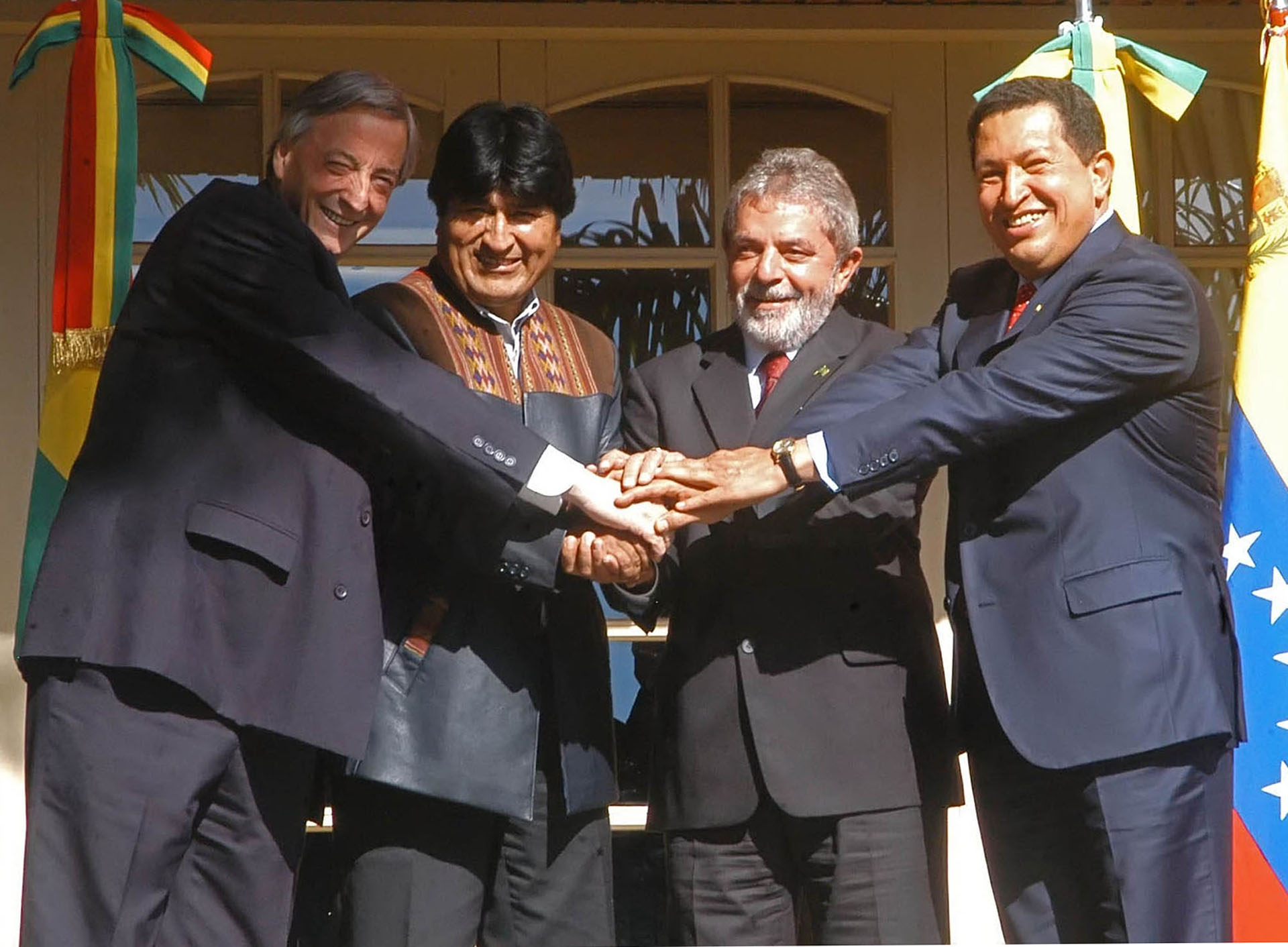 Foto icónica. Los ex presidentes Néstor Kirchner, Evo Morales, Luiz Inacio Lula Da Silva y Hugo Chávez.