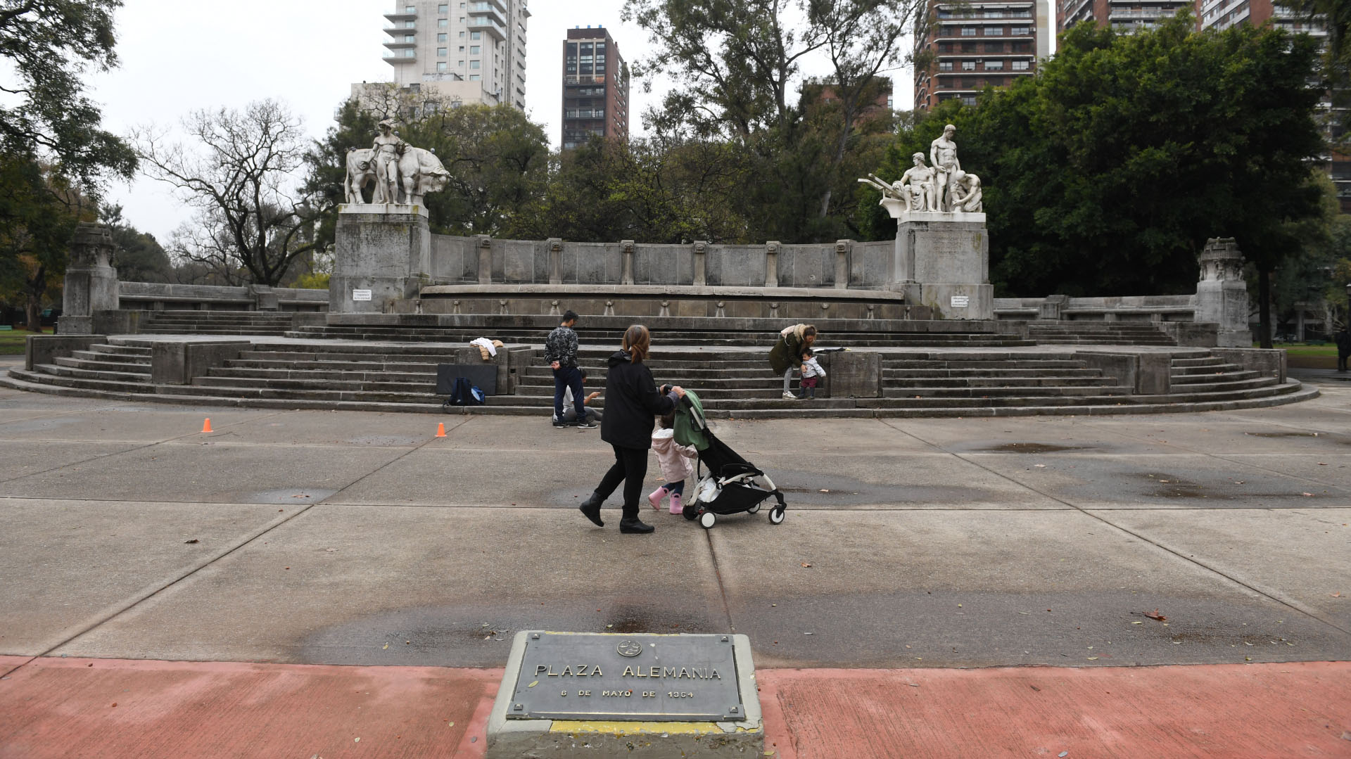 Robo De Escudos Así Quedó El Monumento De Plaza Alemania Sin Las Piezas De Bronce Infobae