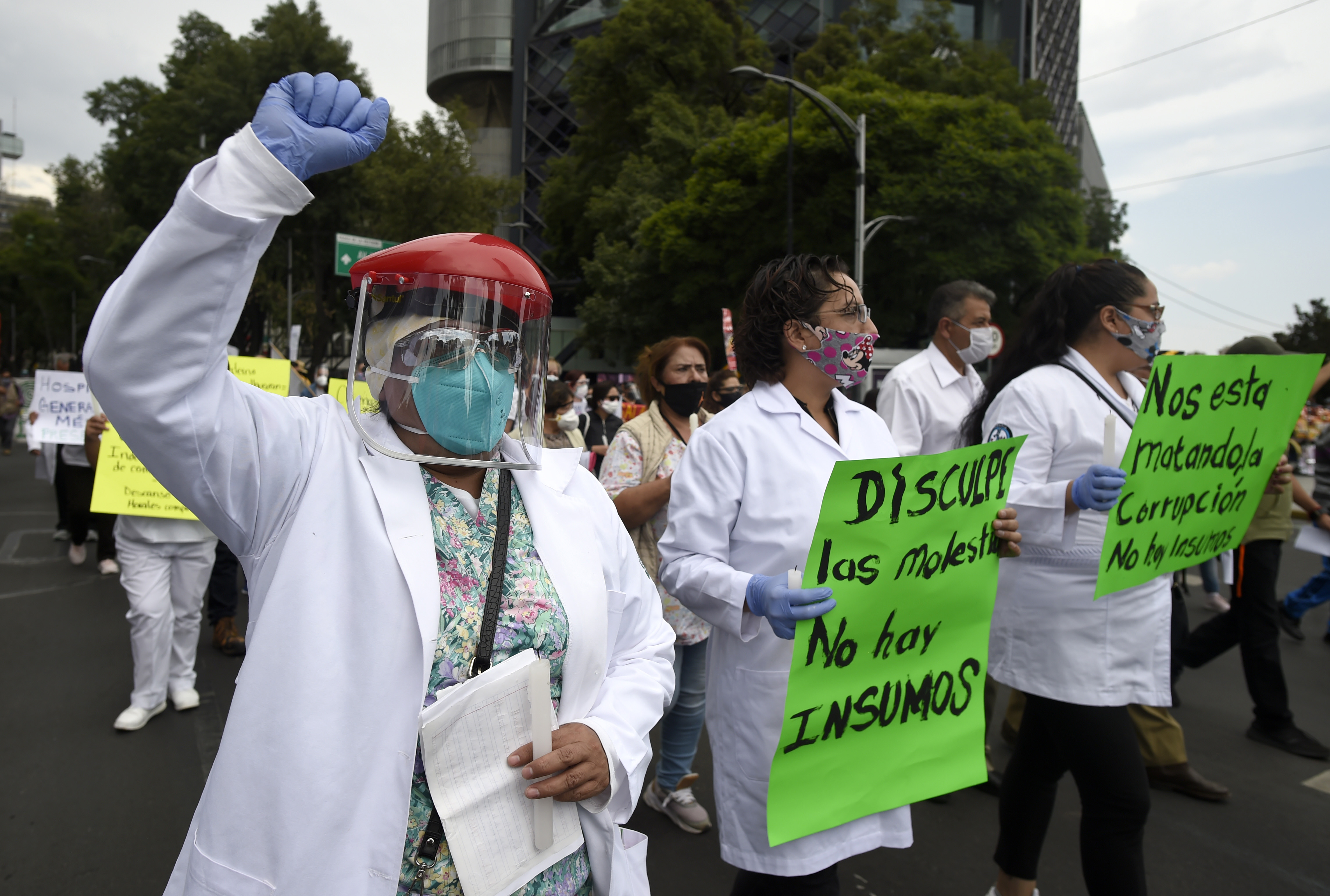 En México desde el inicio de la pandemia se realizaron protestas por la falta de insumos para atender a los enfermos de coronavirus (Foto: AFP)
