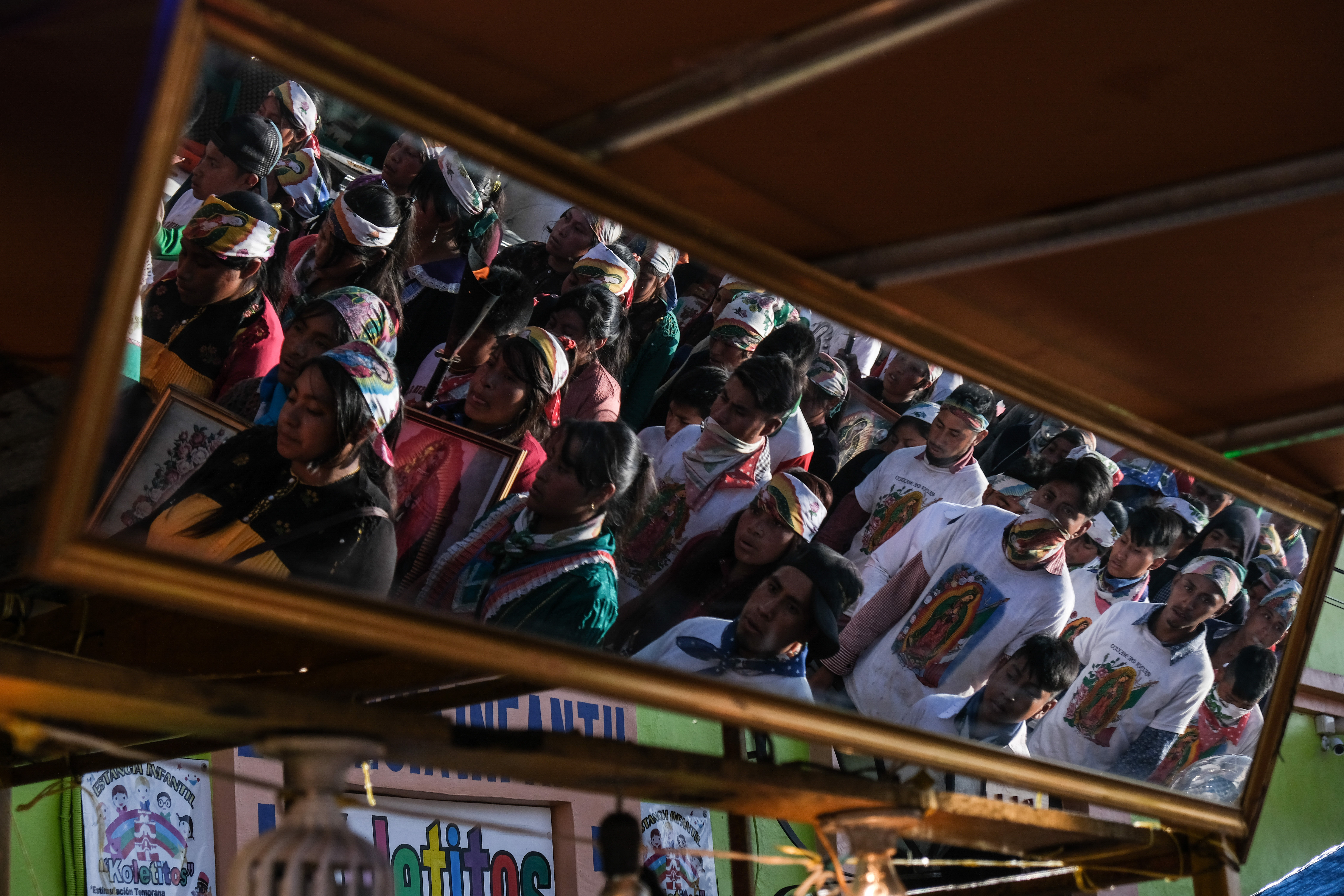 Cientos de peregrinos y antorchistas guadalupanos emprenden el viaje para la celebración del 12 de diciembre en la Basílica de Guadalupe. 
(FOTO: ISABEL MATEOS /CUARTOSCURO.COM)