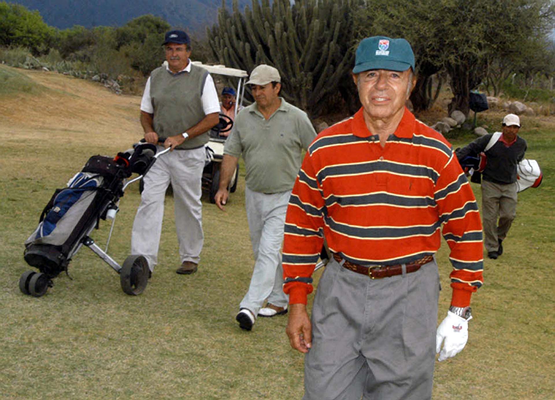Una tarde de golf en La Rioja, tras haber emitido su voto en elecciones legislativas. El ex presidente se ha mostrado a lo largo de su vida practicando distintos deportes