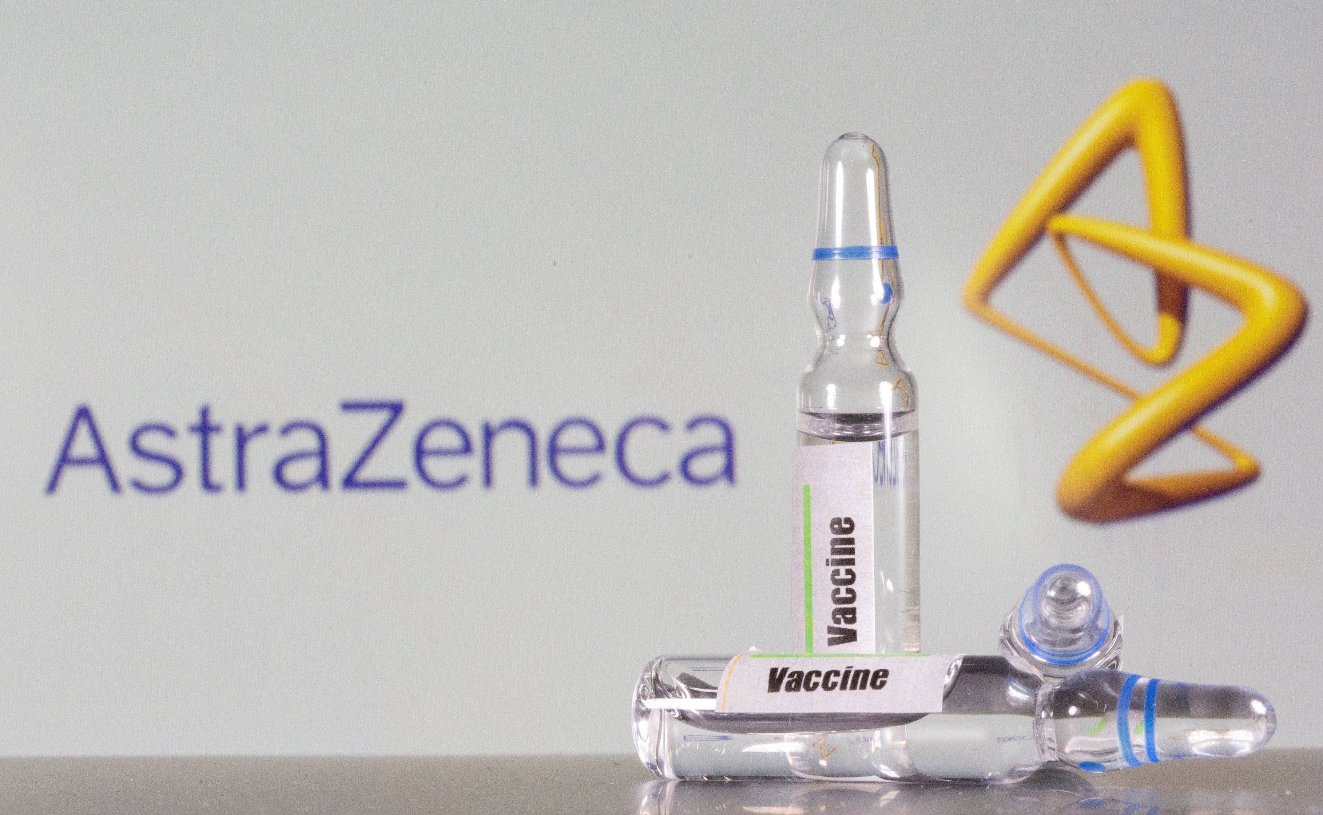 Un tubo de ensayo etiquetado con la vacuna contra el coronavirus, delante del logo de AstraZeneca (REUTERS/Dado Ruvic/Foto de archivo)
