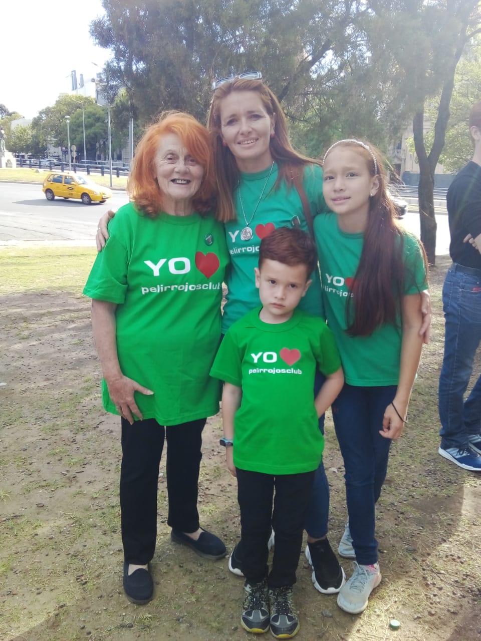 Desde la izquierda Betty, vecina de Córdoba, junto a Romina y sus hijos Lisandro y Josefina