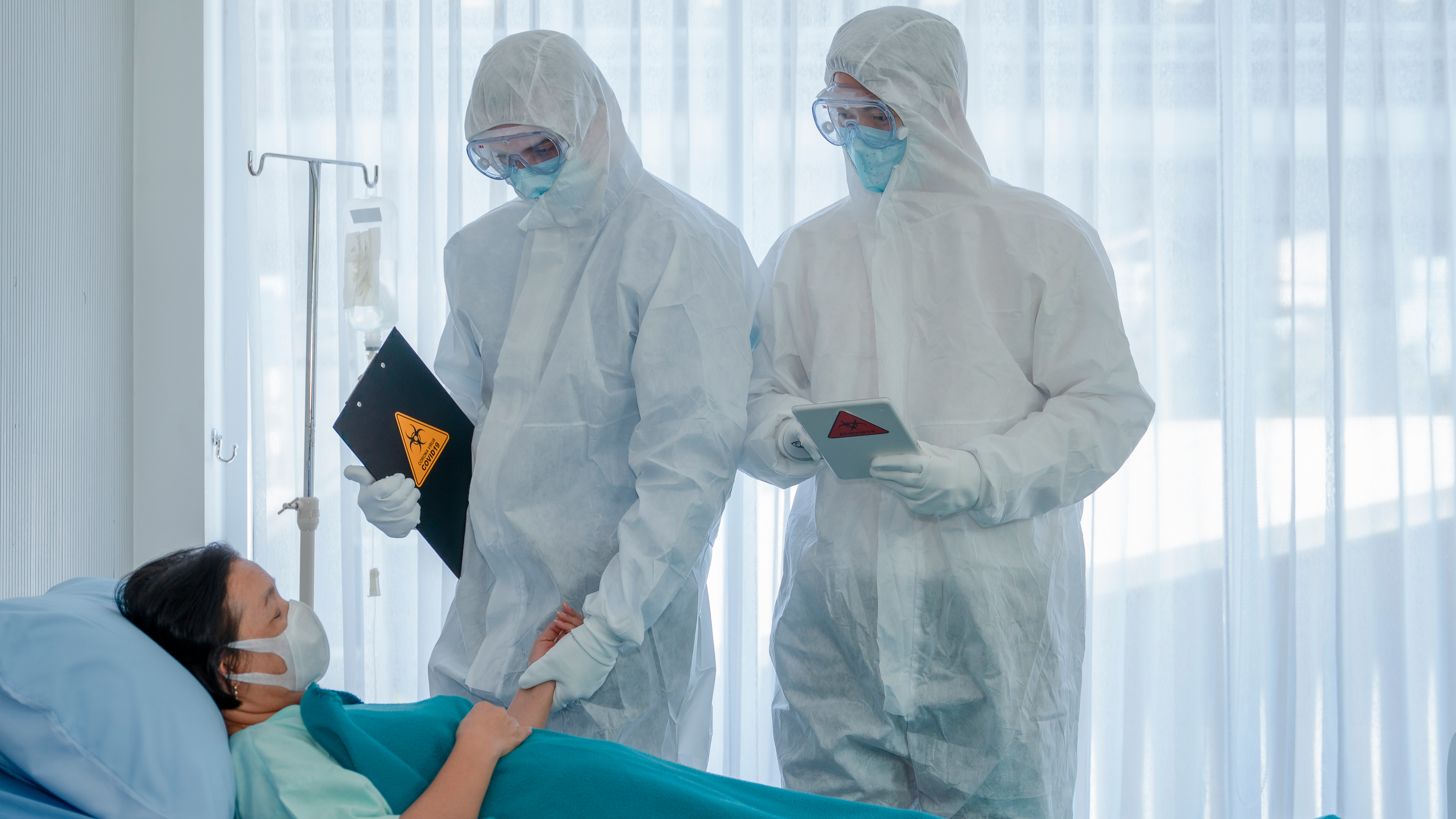 Algunos pacientes transitan la enfermedad por COVID-19 de manera grave, otros la transitan de forma leve, y otros, de manera asintomática (Shutterstock)