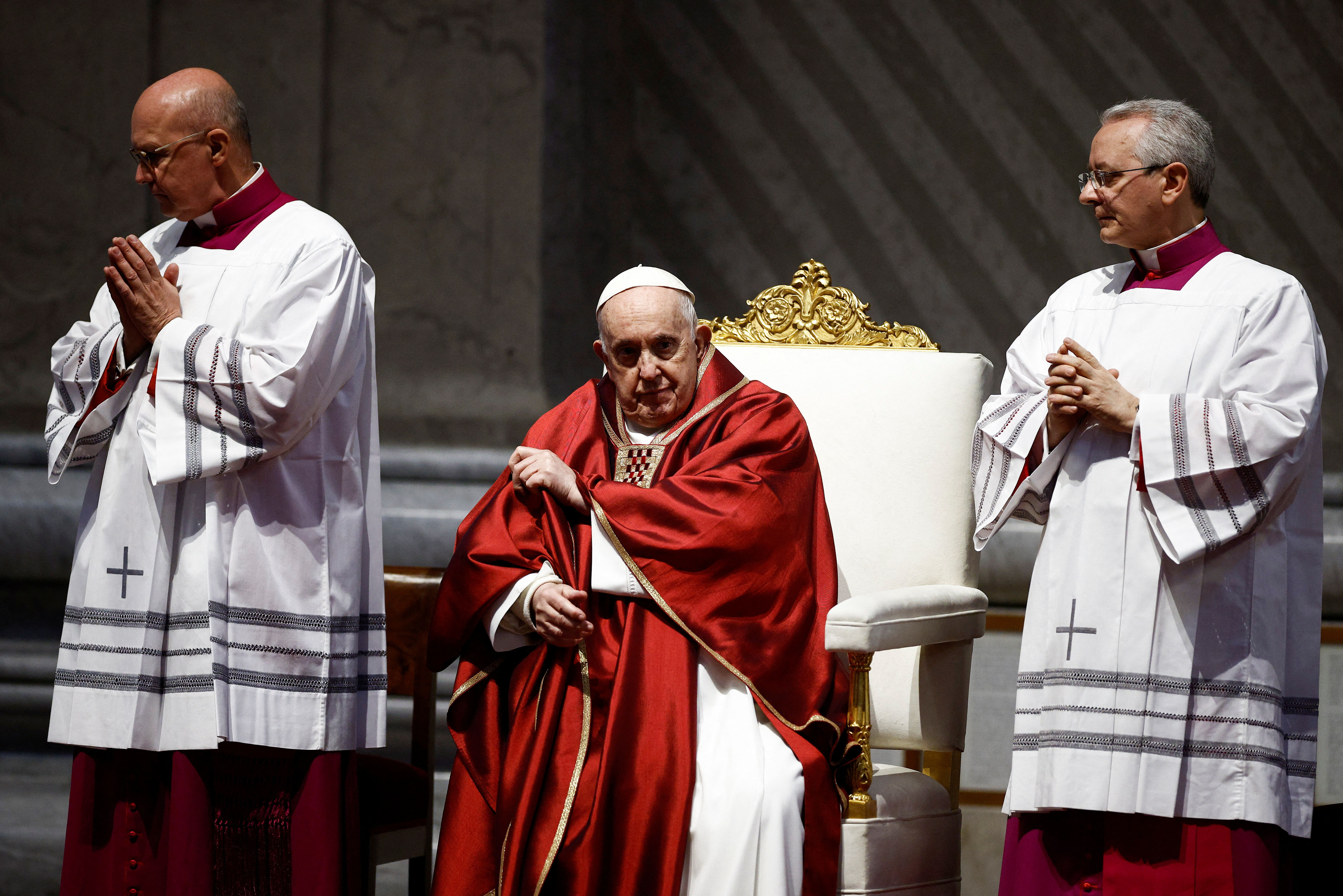 El papa Francisco encabezó la celebración de la Pasión del Señor en la  Basílica de San Pedro pero no presenció el Vía Crucis - Infobae