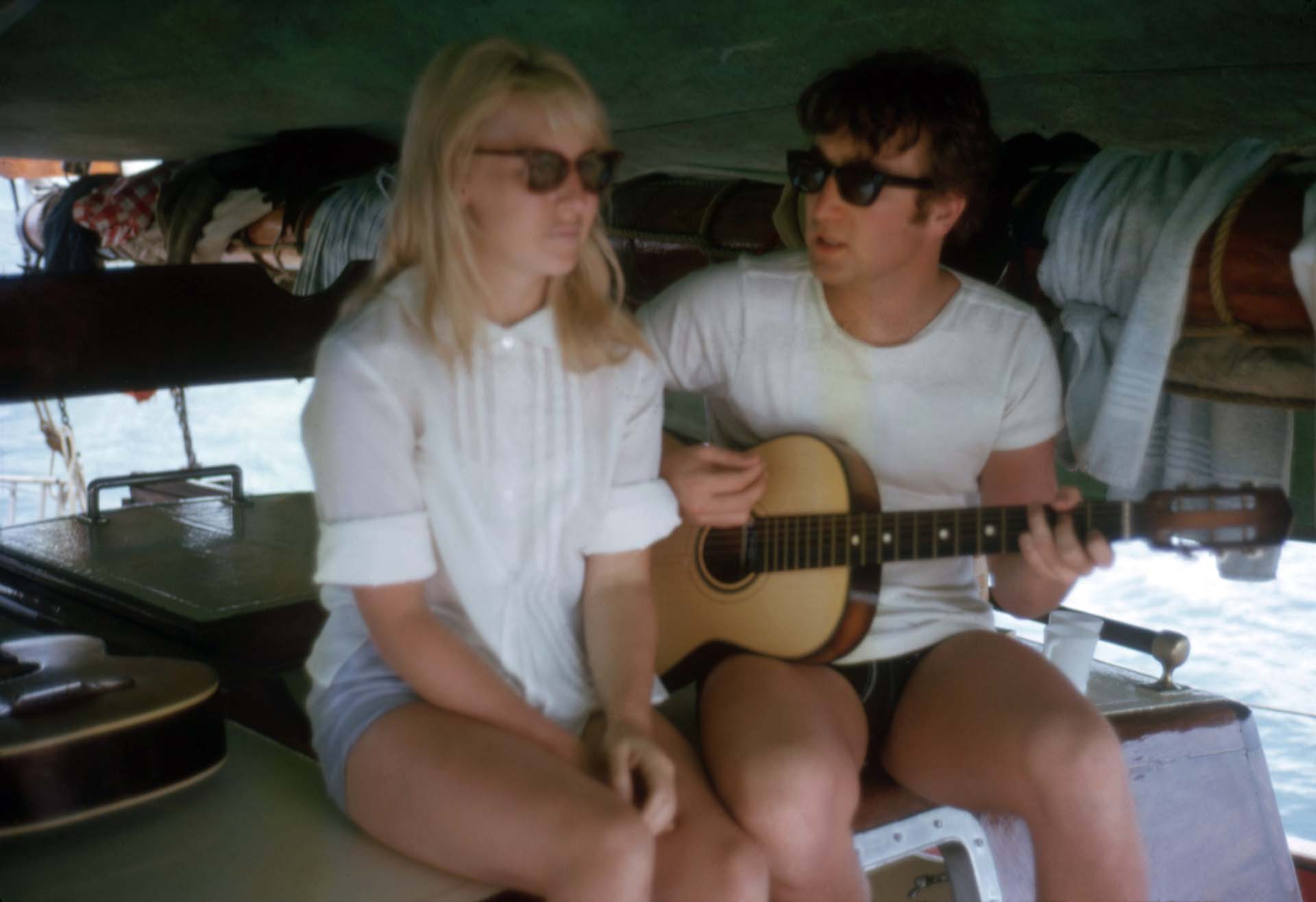 Cynthia y John cuando todo marchaba bien entre ellos, en unas vacaciones en Papeete, Tahiti. Cuando conoció a Yoko, Lennon la levó a su casa. Su esposa regresó de vacaciones y la encontró en su dormitorio envuelta en una bata  (Icon and Image/Getty Images)