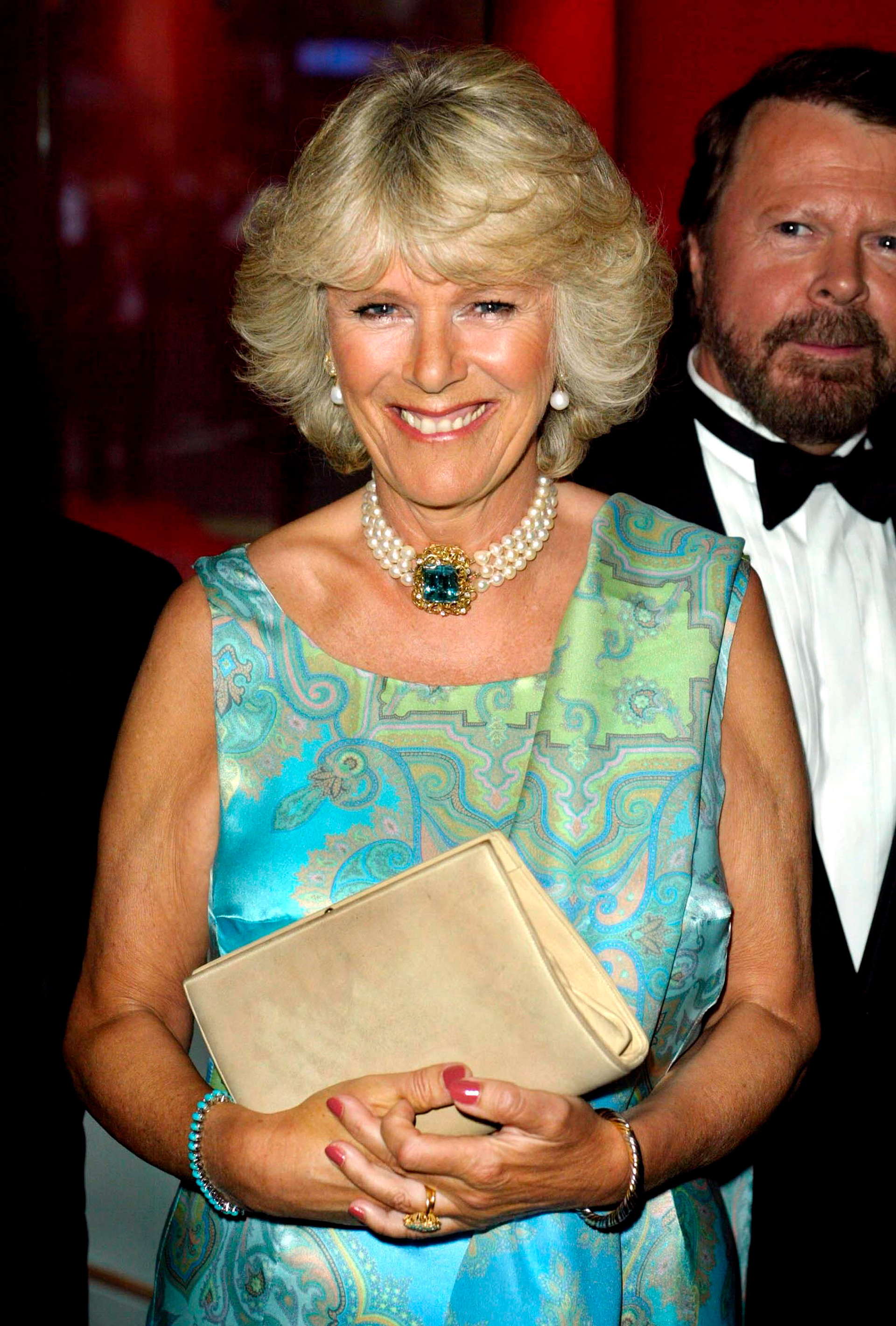 Pese a que Camilla nos tiene acostumbradas con looks sobrios y sencillos, las piezas estampadas y en tonos azul y verde tienen presencia en su fondo de armario (Getty Images)