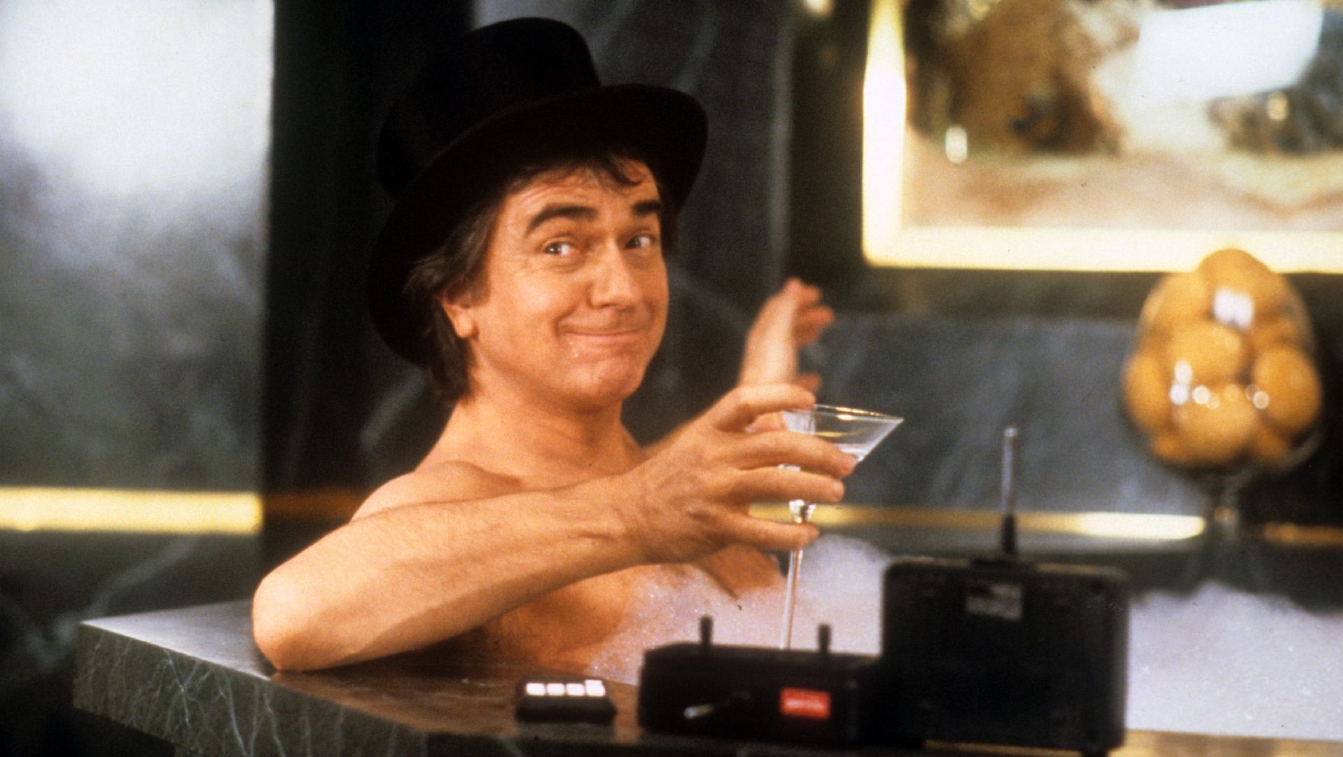 "Arturo, el millonario seductor" se centra en un hombre adinerado con problemas de alcoholismo. Es interpretado por Dudley Moore. (Warner Bros.)