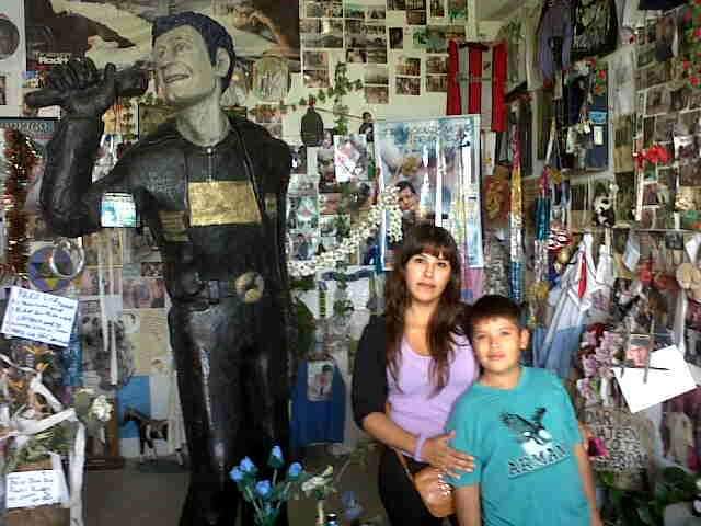 Silvia y su hijo, Rodrigo Alejandro, en el santuario de Rodrigo en el kilómetro 25 de la autopista Buenos Aires-La Plata, a la altura de Berazategui