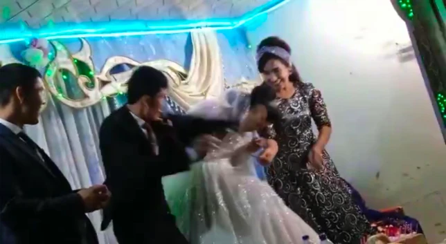 Un novio golpeó a su esposa en plena fiesta de boda porque no soportó perder en un juego con los invitados