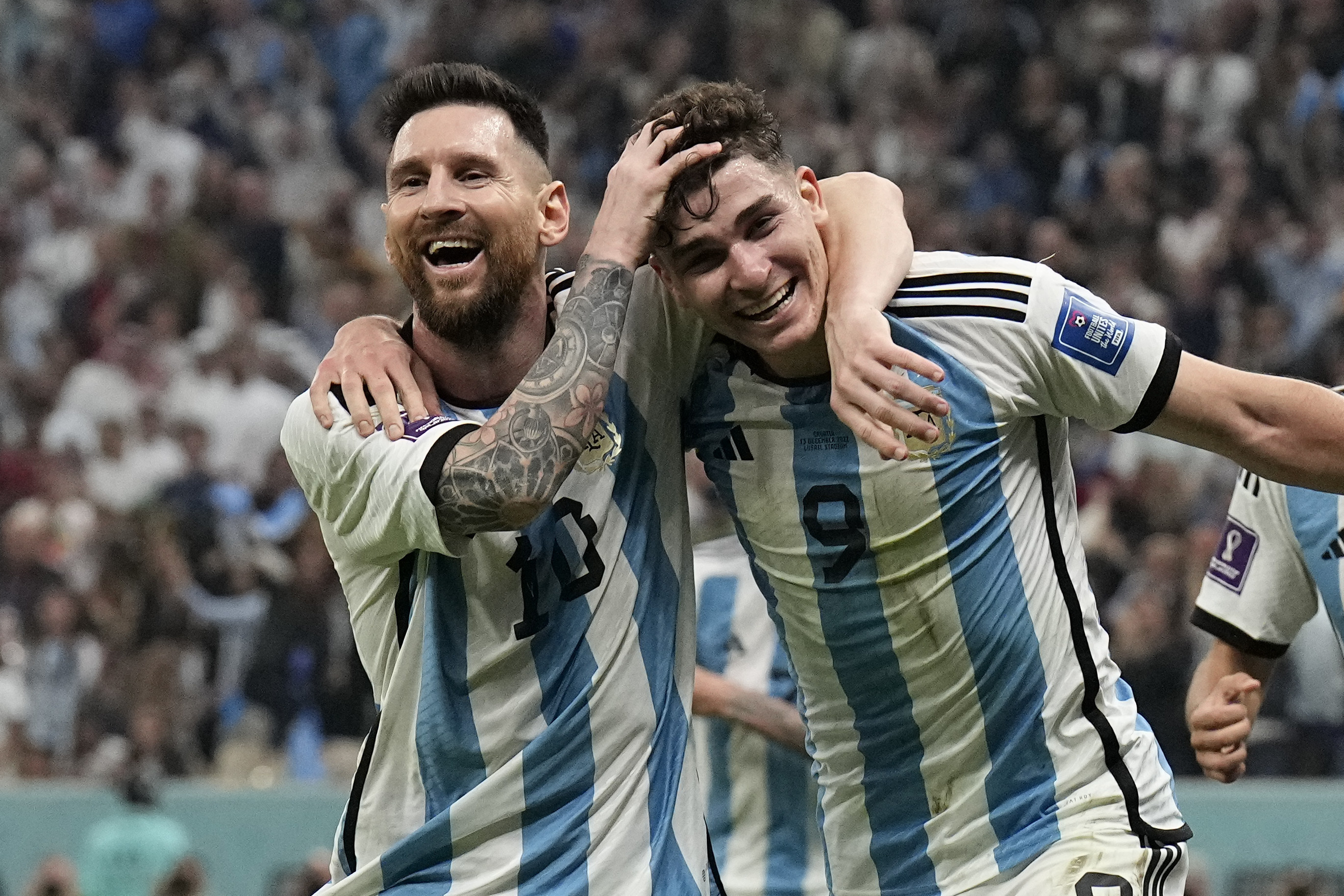 Lionel Messi y Julián Álvarez celebran luego que Álvarez anotó el segundo gol de Argentina ante Croacia en la semifinal de la Copa Mundial. (AP Foto/Martin Meissner)