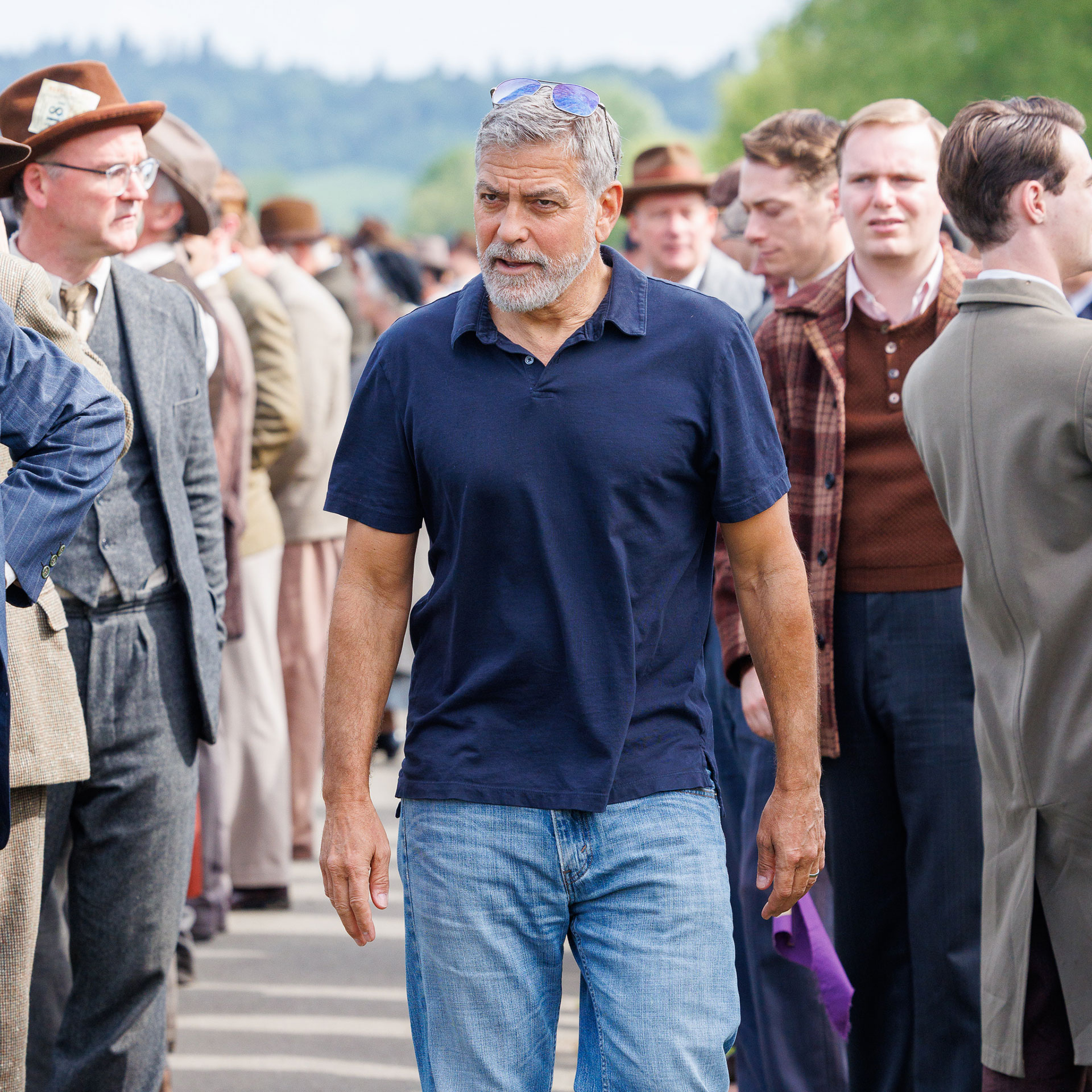 Día de trabajo. George Clooney trabaja en la dirección de su nueva película "The Boys in the Boat", protagonizada por Callum Turner. El artista fue fotografiado mientras caminaba y daba indicaciones a los actores en pleno rodaje (Fotos: The Grosby Group)