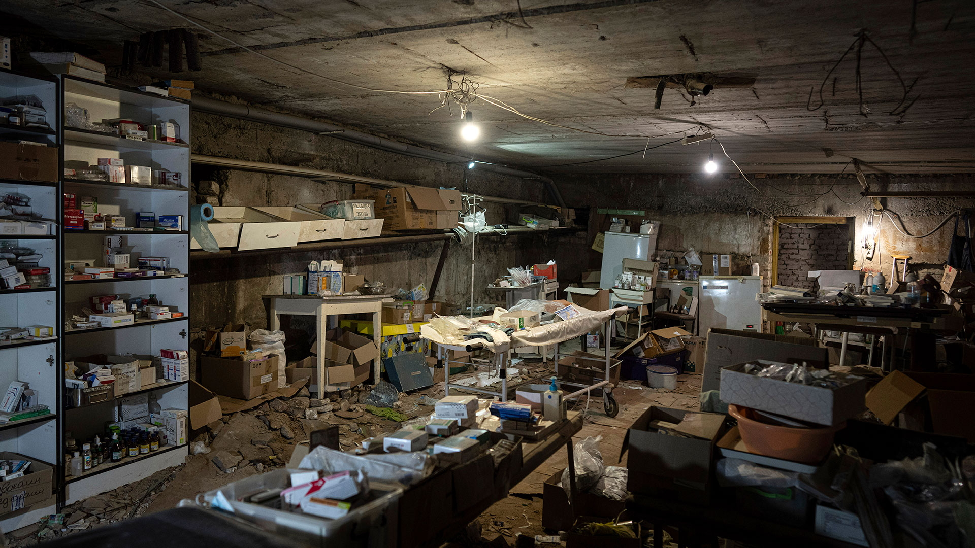 Los medicamentos se colocaron en una camilla en el sótano que se utilizó como quirófano en Izium (Foto AP/Evgeniy Maloletka)