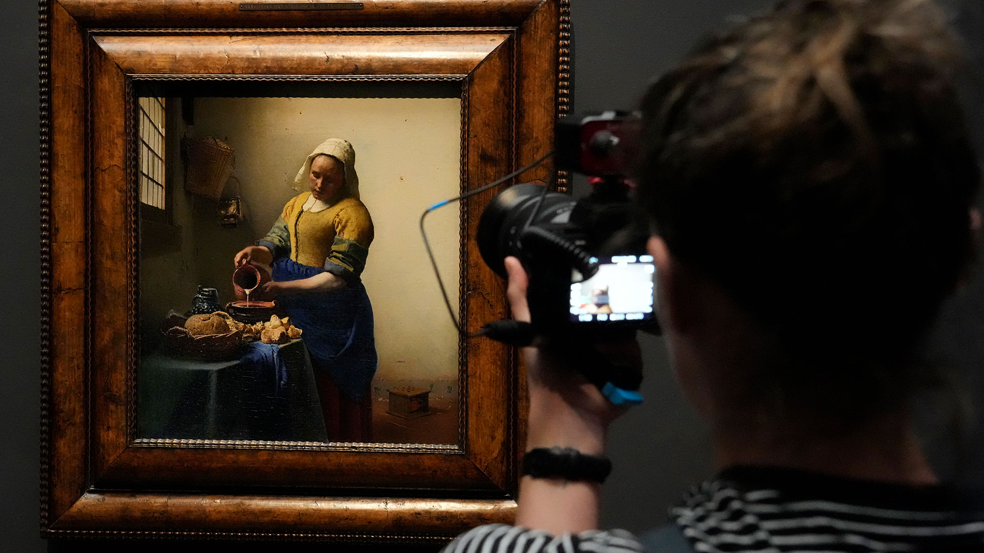 Por primera vez en su historia, del 10 de febrero al al 4 de junio, el Rijksmuseum organiséiert eng Ausstellung iwwer Johannes Vermeer, déi versprécht ser 