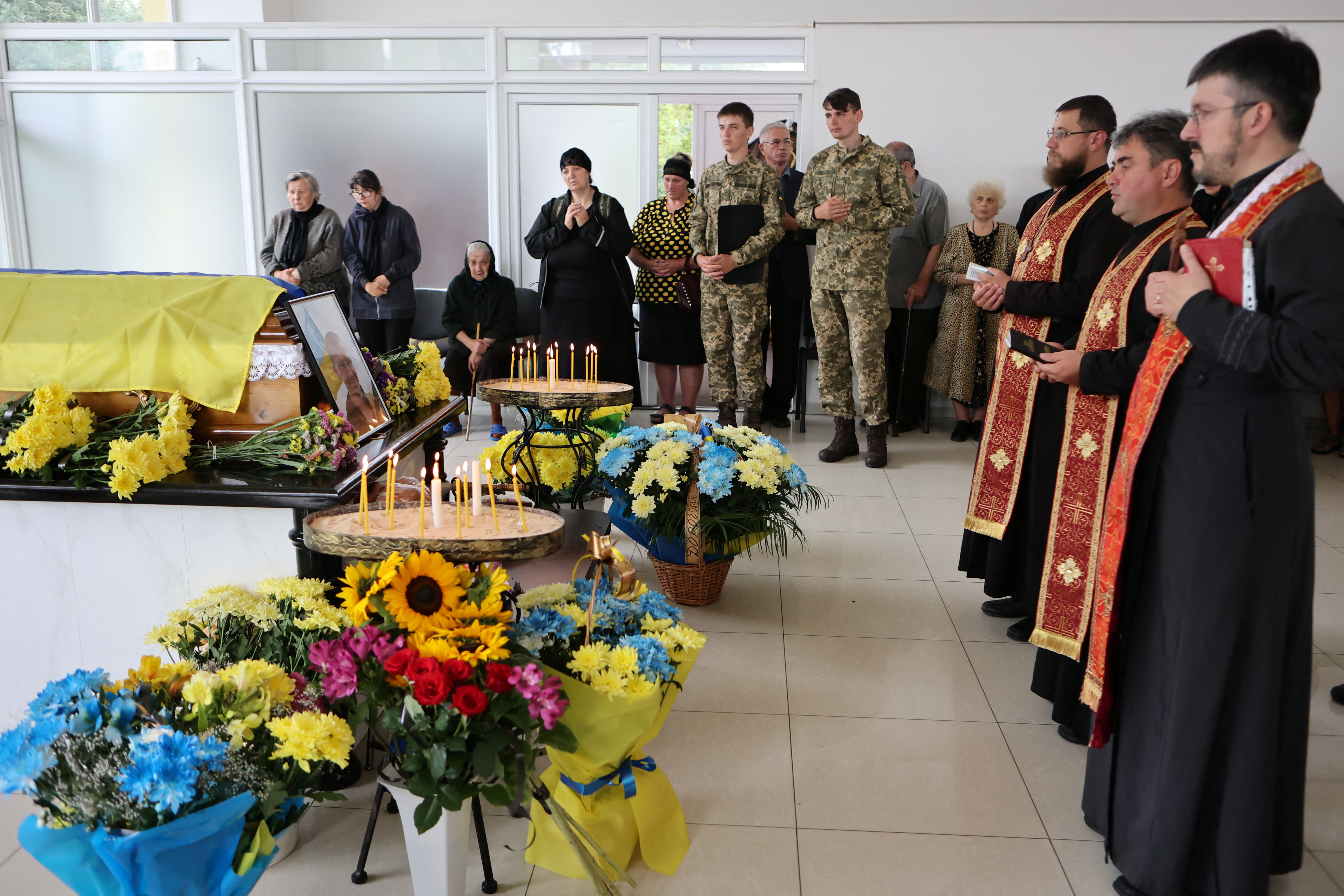 Escena del funeral del soldado ucraniano, Taras Mykytsei, muerto en combate cerca de Lysychansk. REUTERS/Yuriy Rylchuk