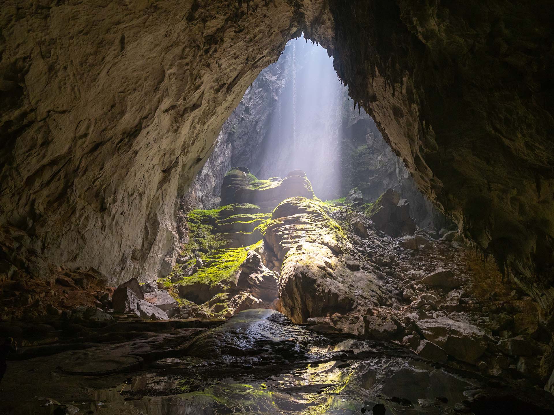 Se estima que la cueva Hang Son Doong en la provincia de Quang Binh, en el parque nacional Phong Nha-Kẻ Bàng, en Vietnam, tiene entre 400 y 450 millones de años, pero solo se exploró por primera vez en 2009. La cueva tiene 5 kilómetros de largo y tramos de hasta 200 metros de altura y 150 metros de ancho y es lo suficientemente grande como para tener un sistema meteorológico independiente del mundo exterior. La cueva incluso tiene sus propias nubes, selvas y ríos, y parece casi un mundo de fantasía al que los humanos no han tocado