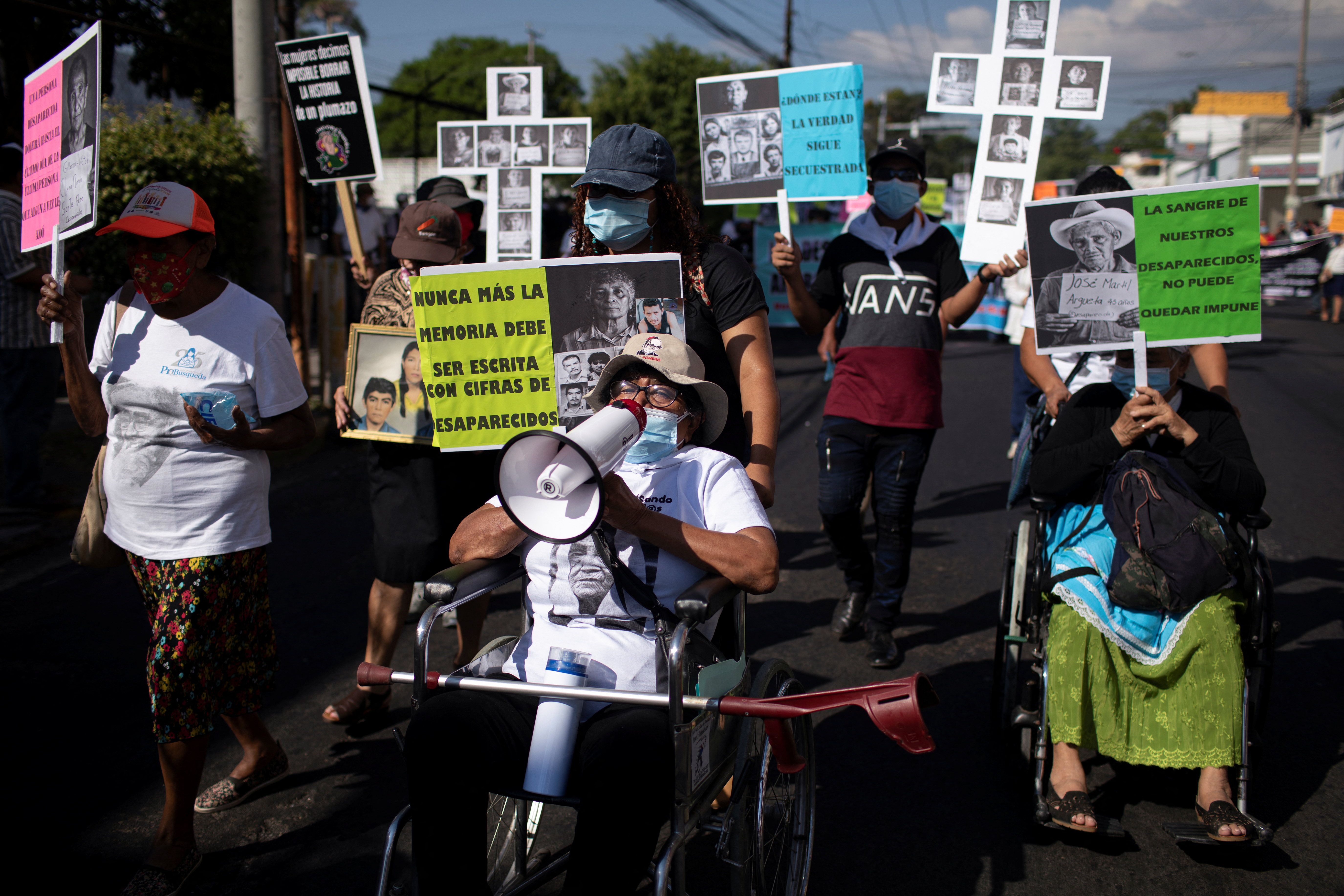 Protesta de familiares de víctimas de la Guerra Civil protestaron en San Salvador este domingo (Reuters)