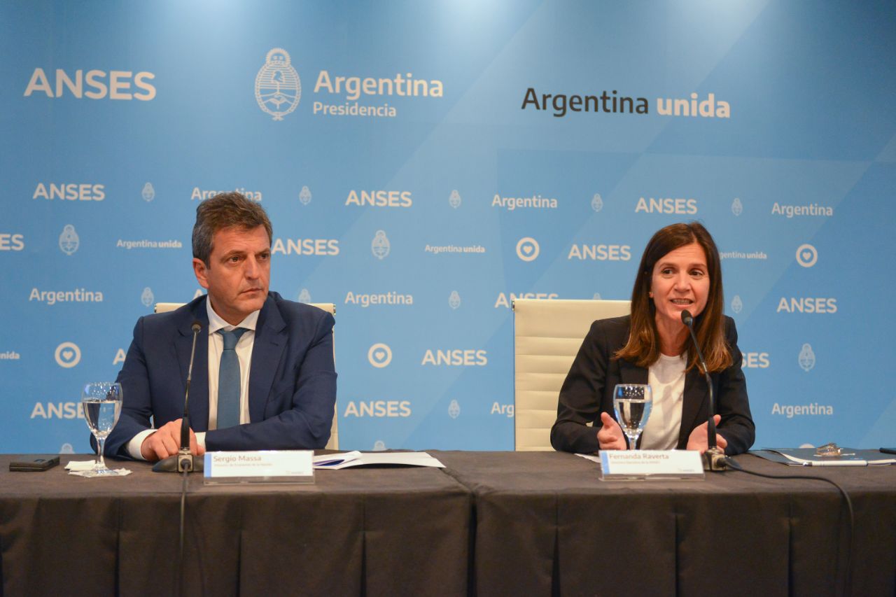 El ministro de Economía, Sergio Massa, y la titular de la Anses, Fernanda Raverta, en el anuncio del aumento previsional
