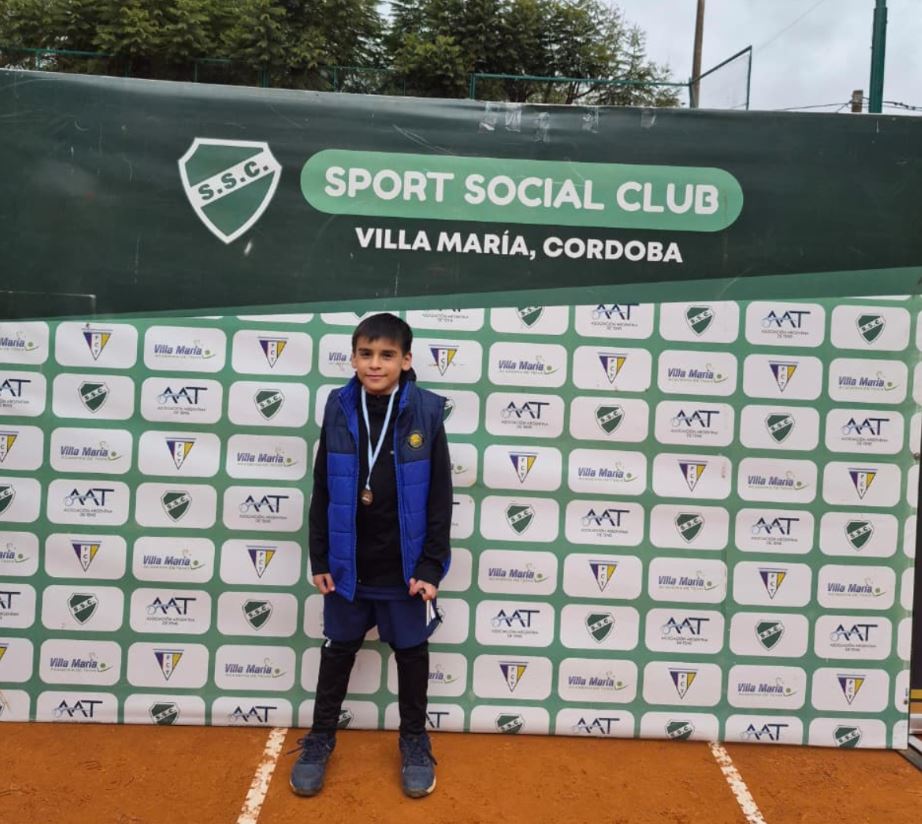Tiene 8 a&ntilde;os, descubri&oacute; el tenis en una plaza y ya compiti&oacute; en el Nacional de Menores: el sorprendente camino de Tom&aacute;s 