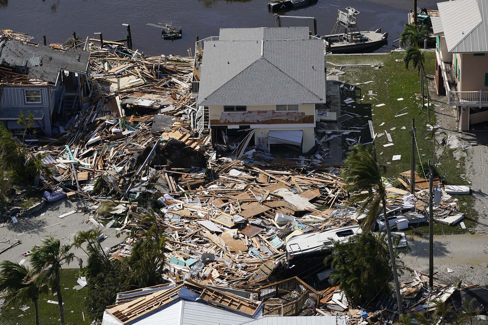 Casas dañadas vistas el jueves 29 de septiembre de 2022, en Fort Myers Beach, Florida, tras el paso del huracán Ian.(AP Photo/Wilfredo Lee)