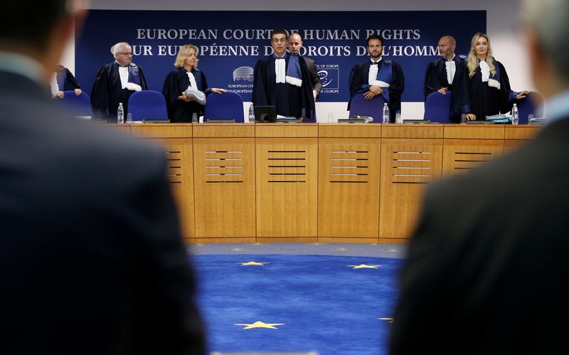 FOTO DE ARCHIVO. Jueces del Tribunal Europeo de Derechos Humanos llegan a la sala al inicio de una audiencia, en Estrasburgo, Francia. 11 de septiembre de 2019.  REUTERS/Vincent Kessler