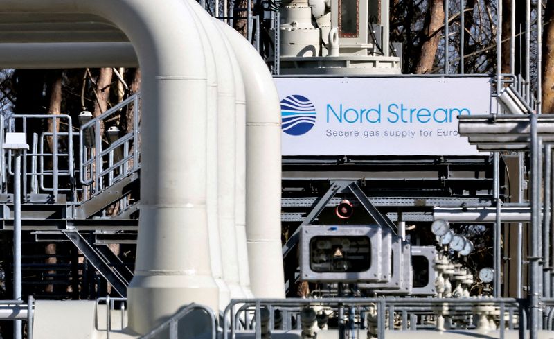 FOTO DE ARCHIVO. El logo de Nord Stream en el punto de llegada a tierra del gasoducto Nord Stream 1 en Lubmin, Alemania. 8 de marzo de 2022. REUTERS/Hannibal Hanschke